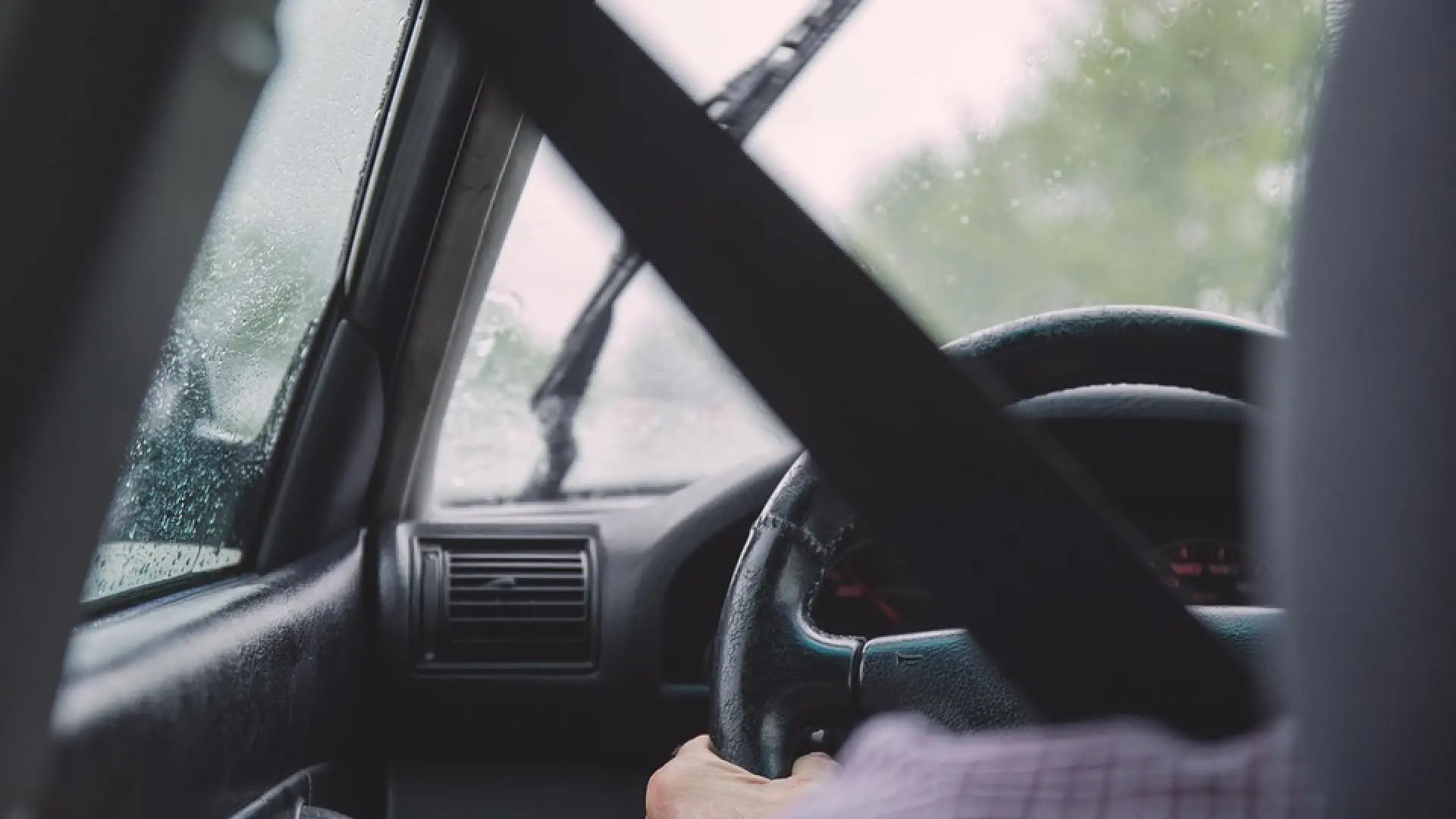 Pillan a un conductor bebido en Salamanca, le inmovilizan el coche y logra  llevárselo con cepo incluido