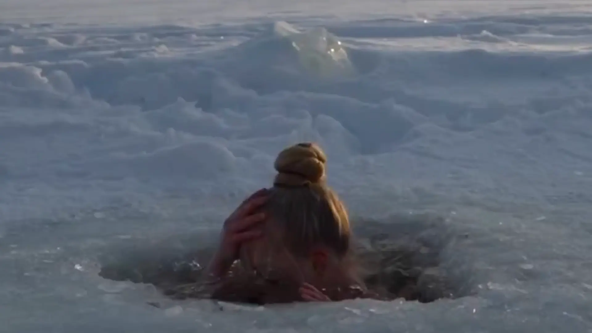 Una sirena nórdica que nada bajo el hielo