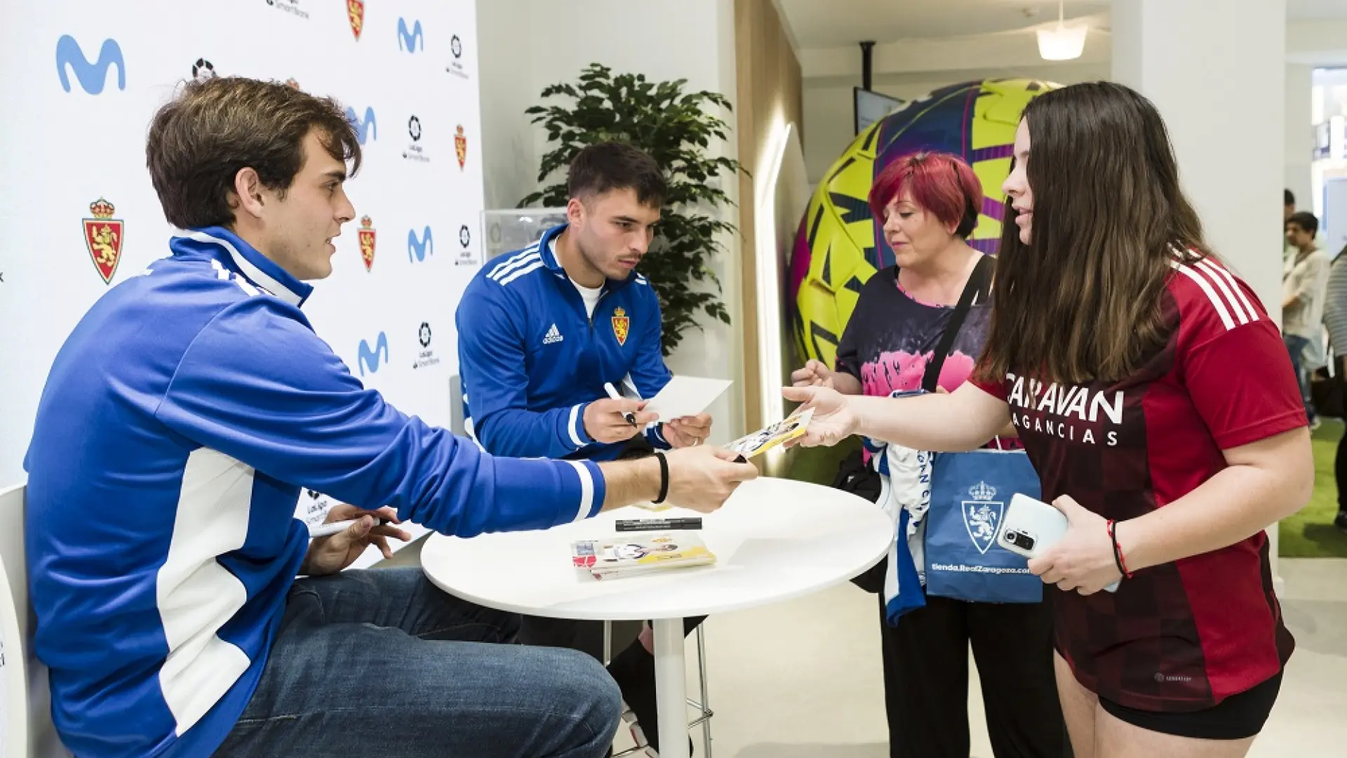 Los aficionados recibieron autógrafos y pudieron fotografiarse con los jugadores.