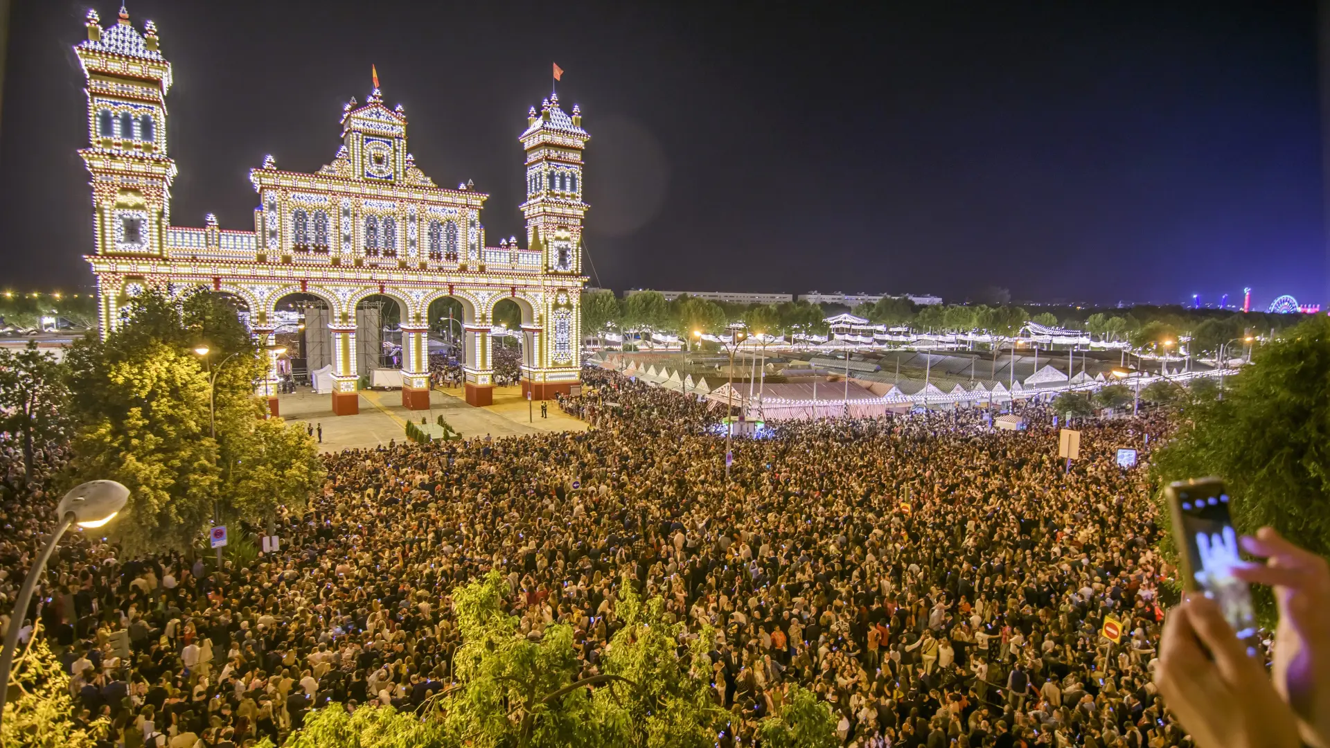 Las 212.000 bombillas de la Feria de Abril brillan en una noche abarrotada en  Sevilla