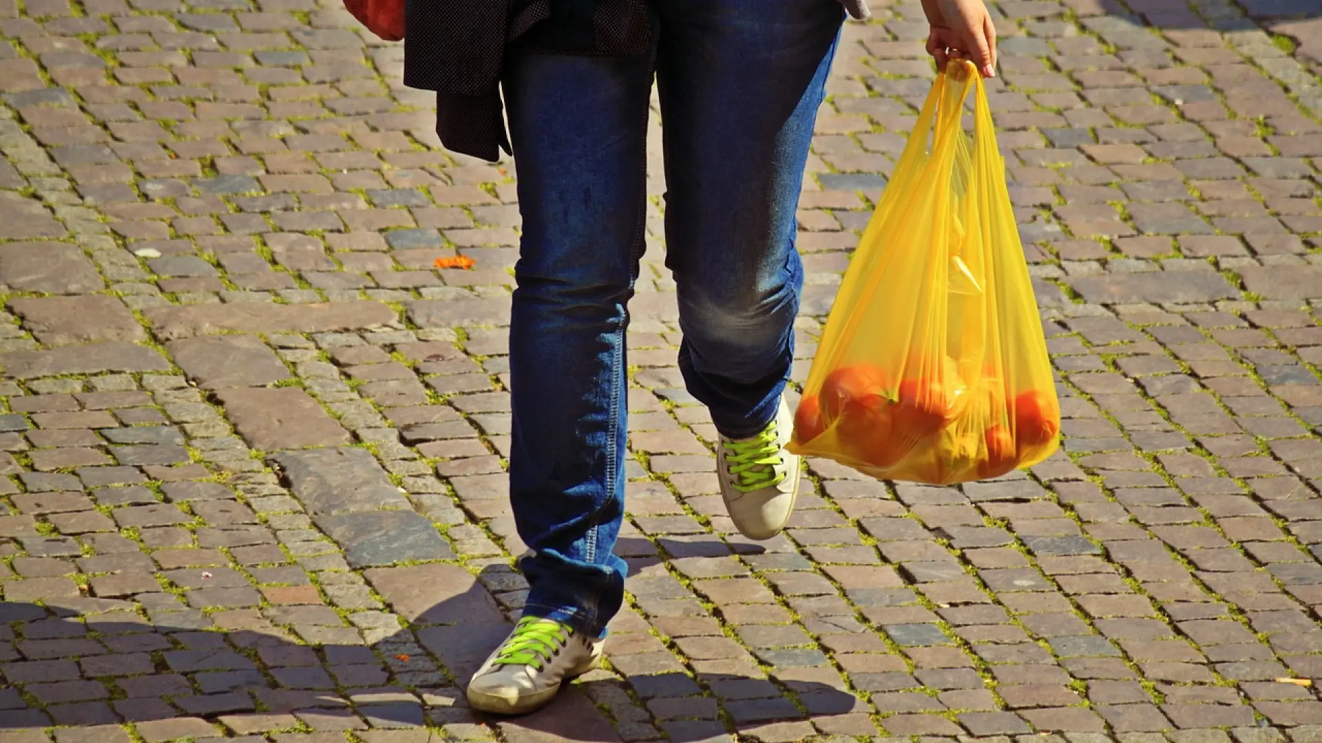 Sube el precio de las bolsas de plastico del supermercado negocio o necesidad