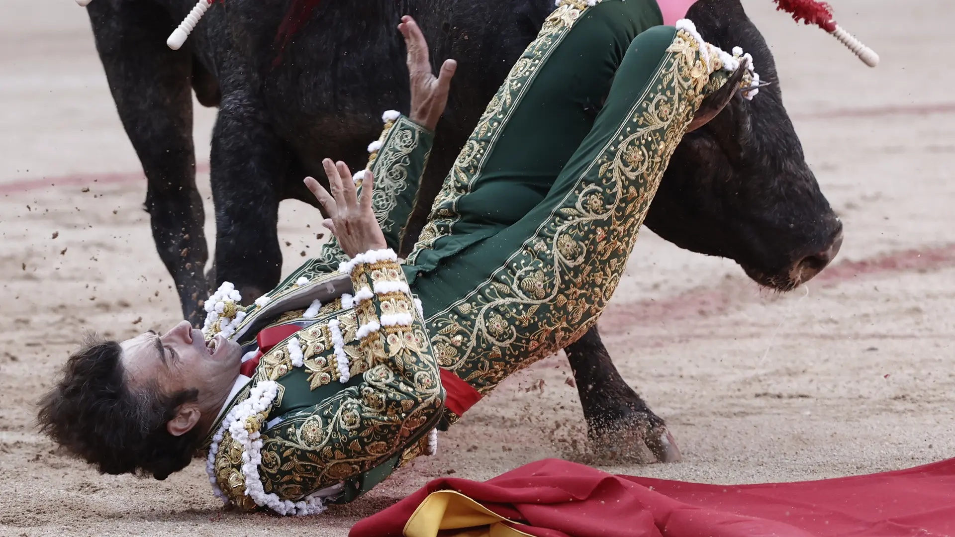 Robleño se recupera de una cornada en el cuarto festejo de la feria de San  Fermín