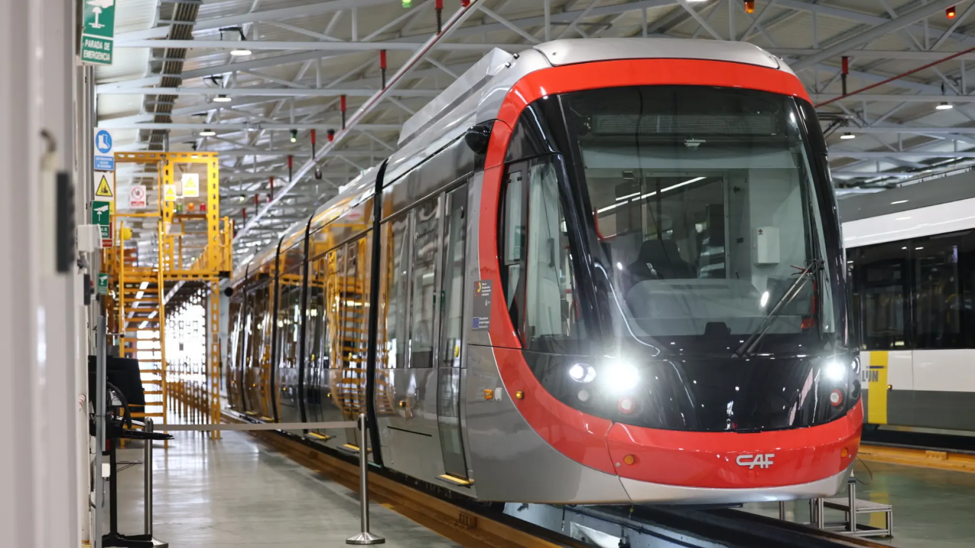 Zaragoza probará los dos nuevos tranvías en horario de servicio pero