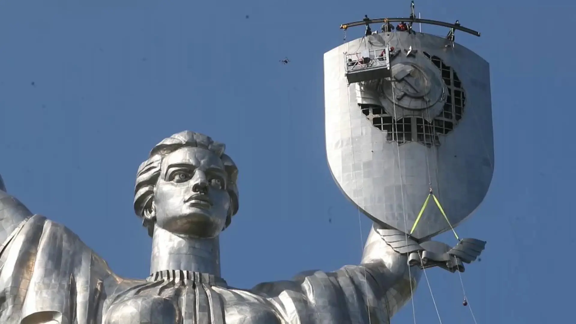 El escudo de armas de la Unión Soviética, retirado del Monumento a la