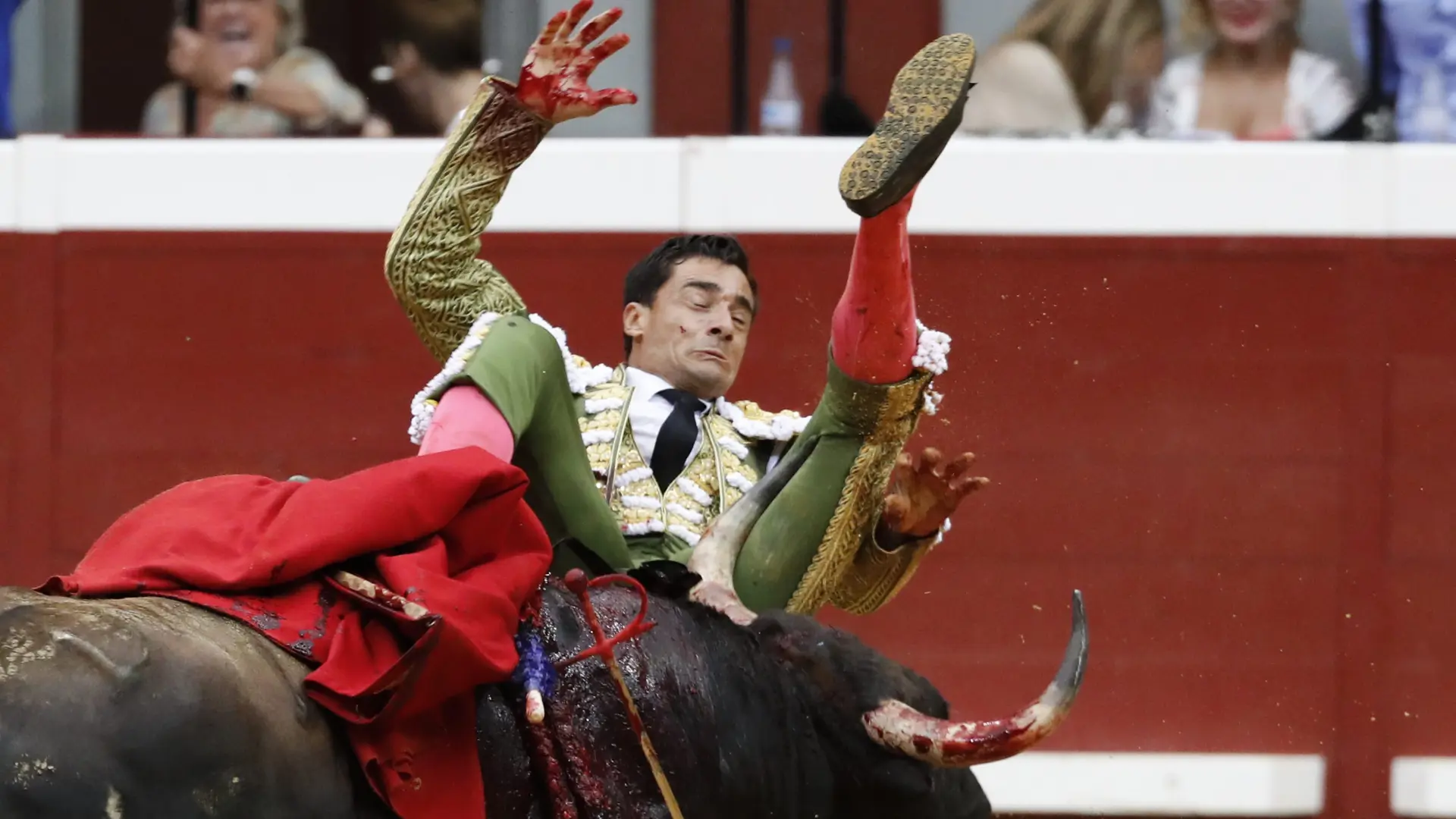 Cogida de Paco Ureña en la Feria Aste Nagusia de San Sebastián | Imágenes