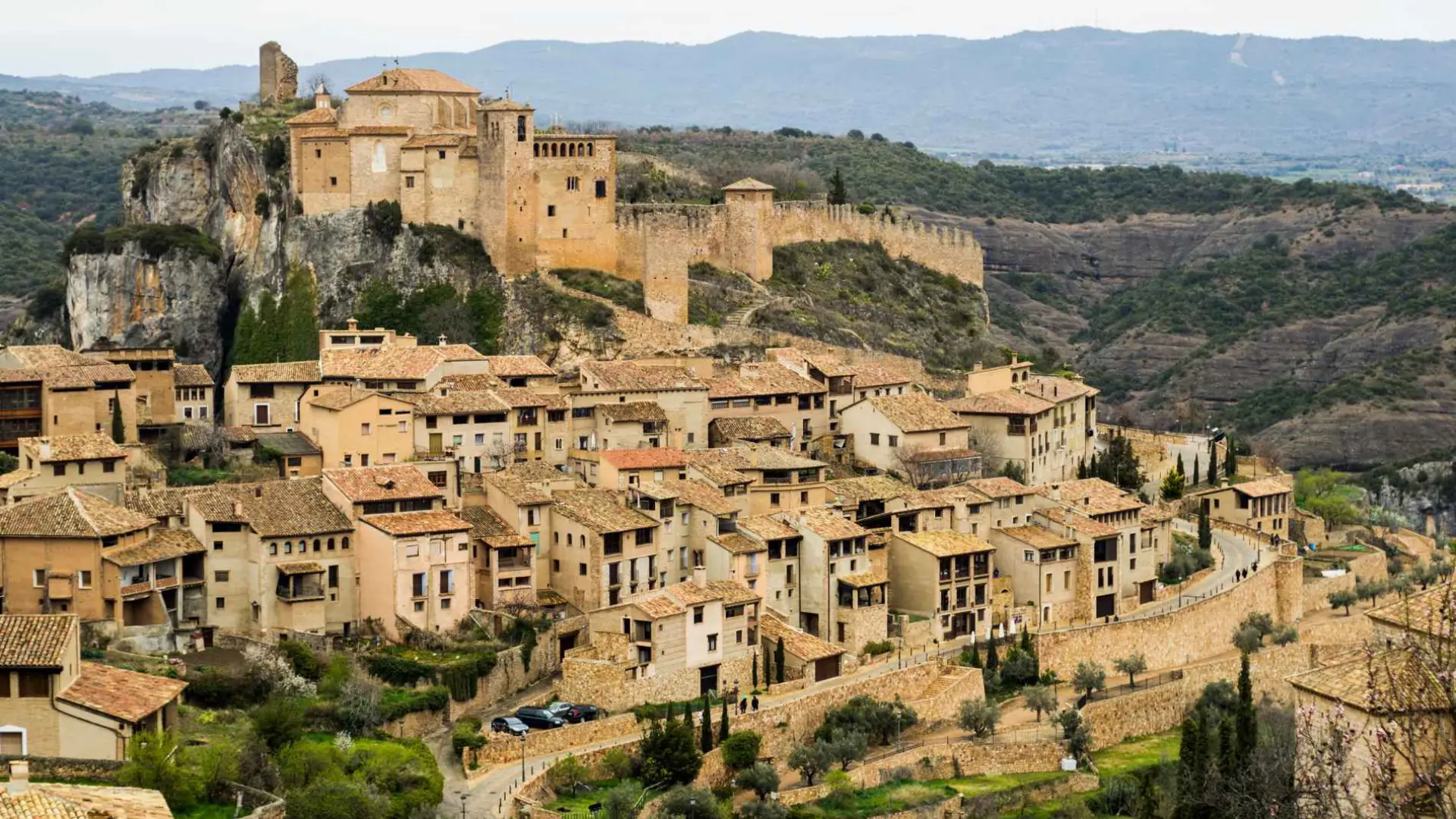 El pueblo de huesca que asoma a un acantilado y está reconocido por la onu