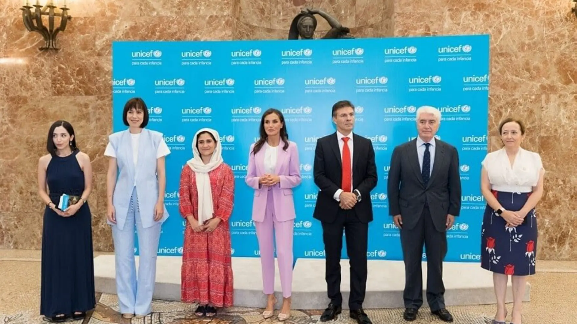 La Reina Letizia preside la entrega los Premios UNICEF que reconocen la  defensa de los derechos de los niños