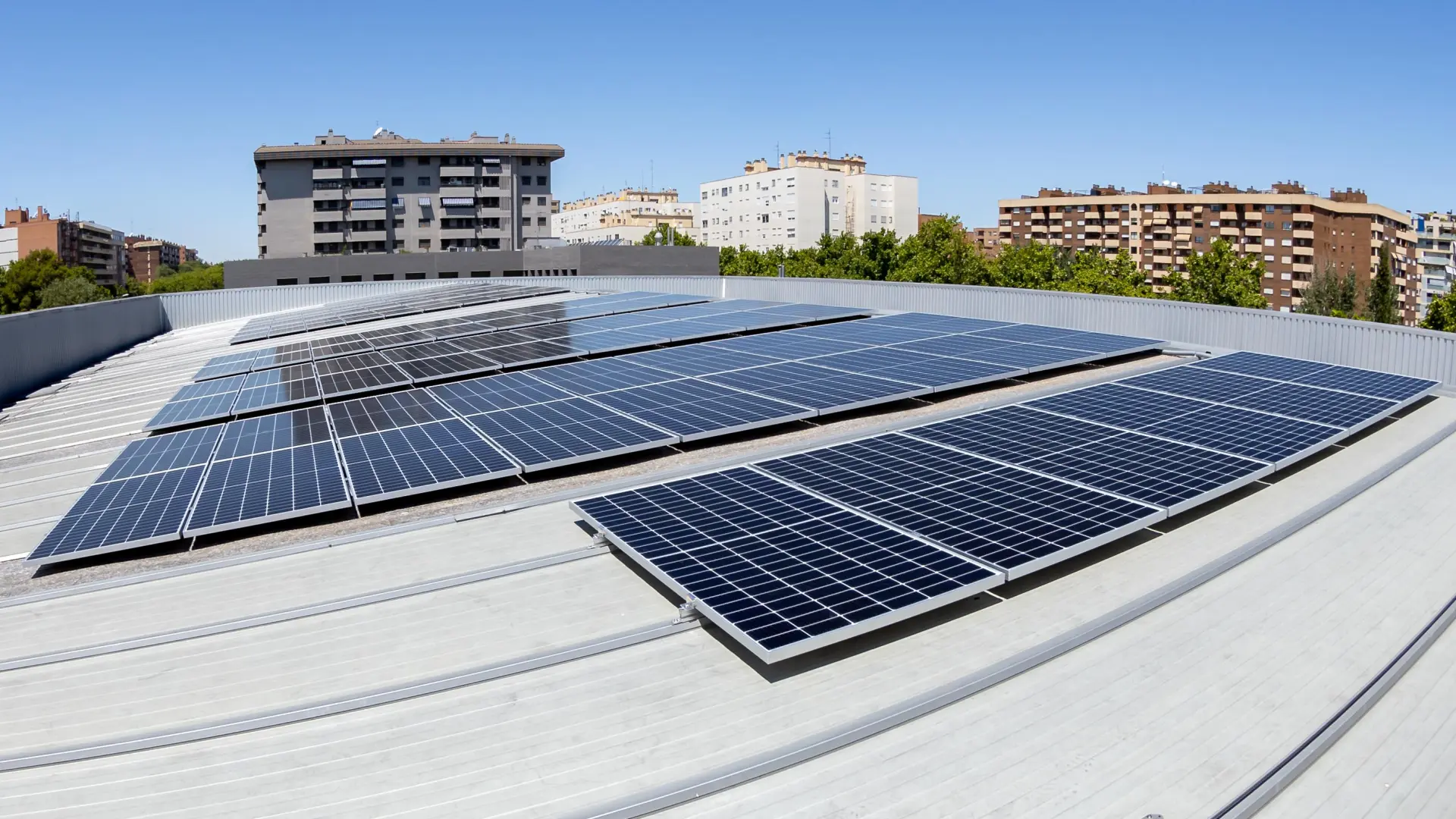 Zaragoza tendrá plantas fotovoltaicas en 38 edificios públicos antes de que  acabe 2024