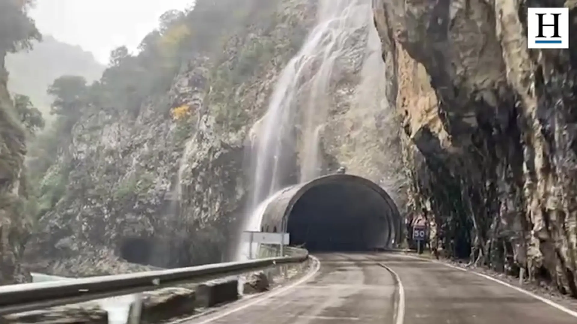 Vídeo: VIDEO: Cascada sobre la carretera del congosto de las Devotas