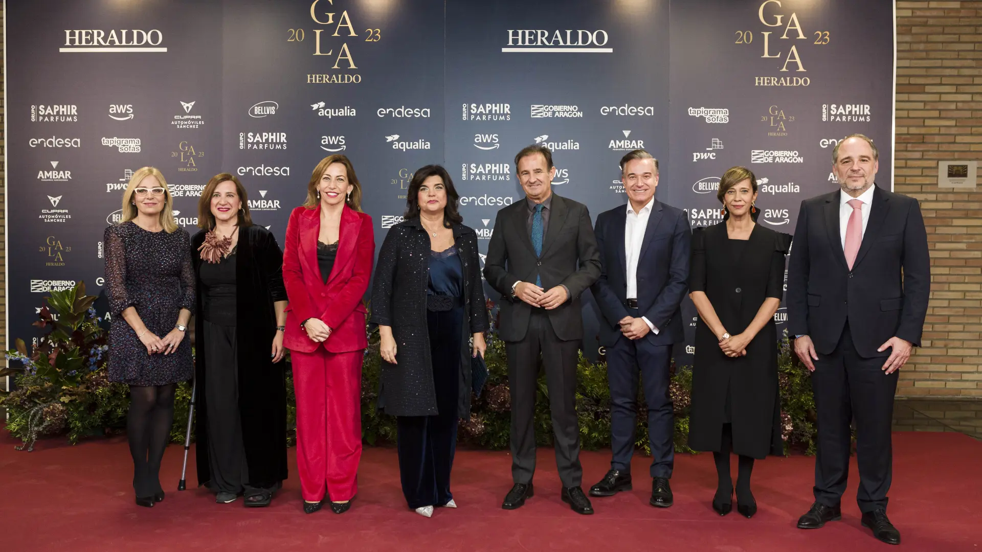 Paloma de Yarza junto a los representantes municipales Blanca Solans, Sara Fernández, Natalia Chueca, Ángel Loren, Víctor Serrano, María Ángeles Orós y Alfonso Mendoza.