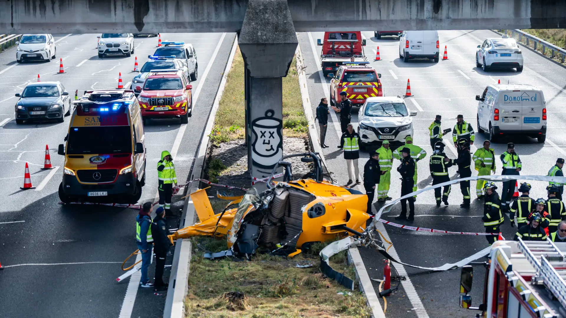 Cae un helicóptero en plena carretera M-40 en Madrid