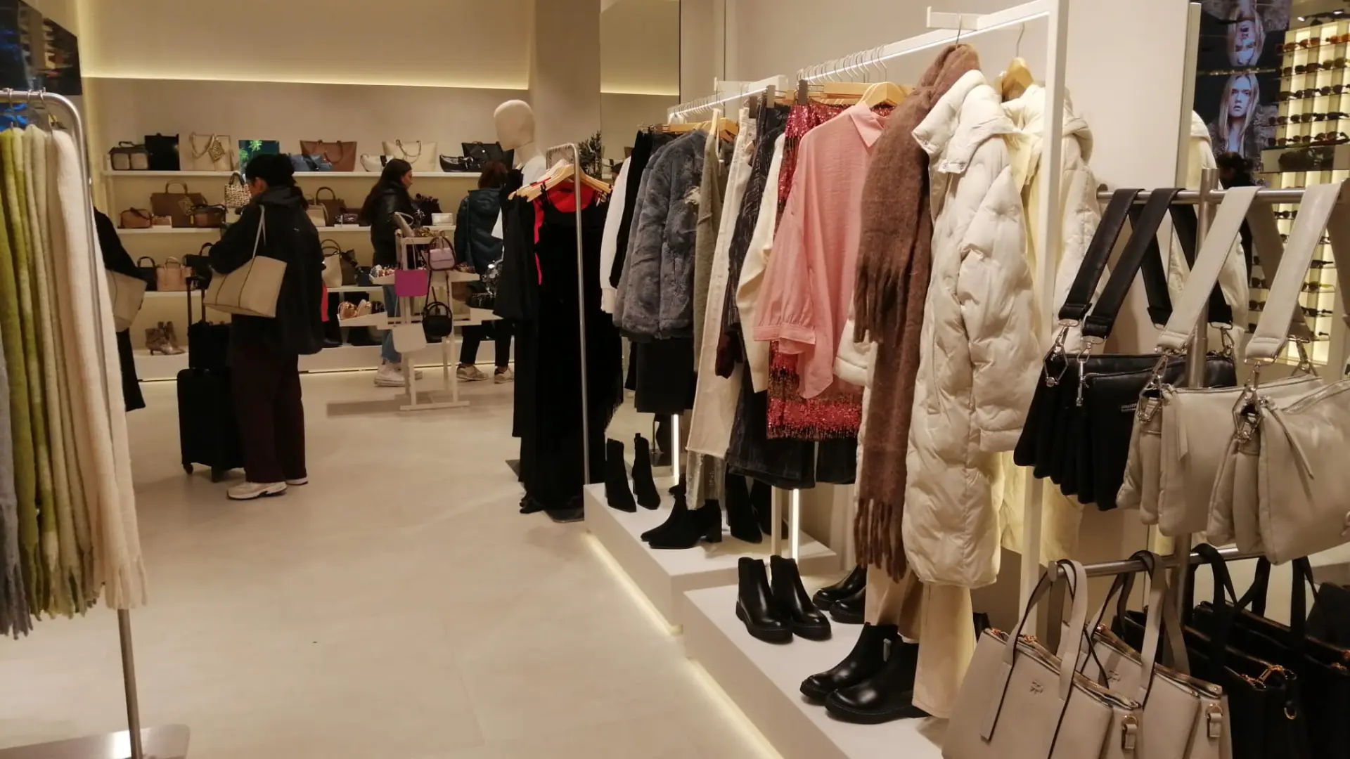 Abre una nueva tienda de moda francesa en el centro de Zaragoza