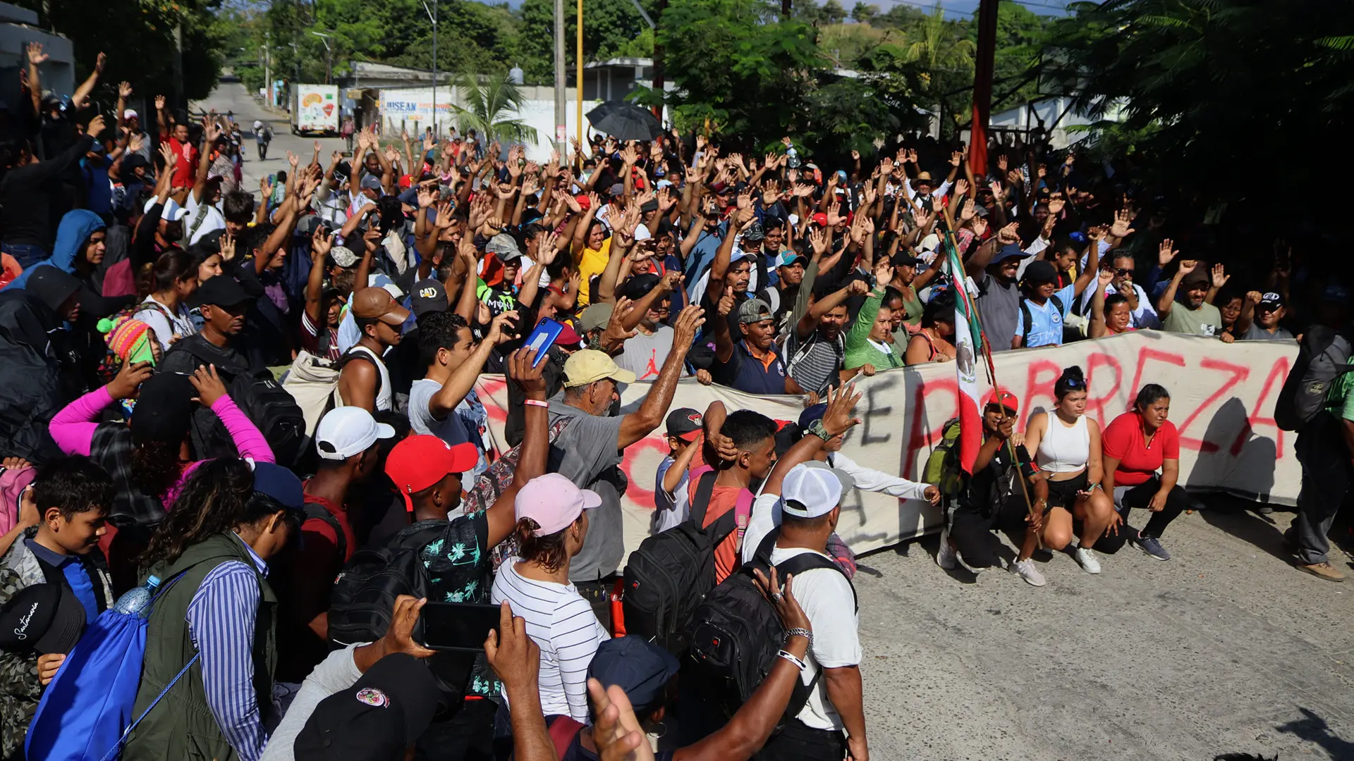 La caravana de miles de migrantes de M xico se detiene y se