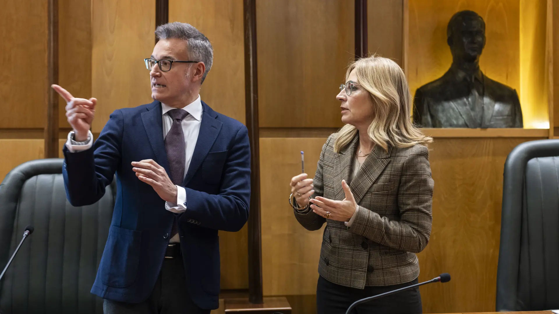 El recorte a la cooperación y el apoyo a los toros enfrentan al gobierno y  a la izquierda en el Ayuntamiento de Zaragoza