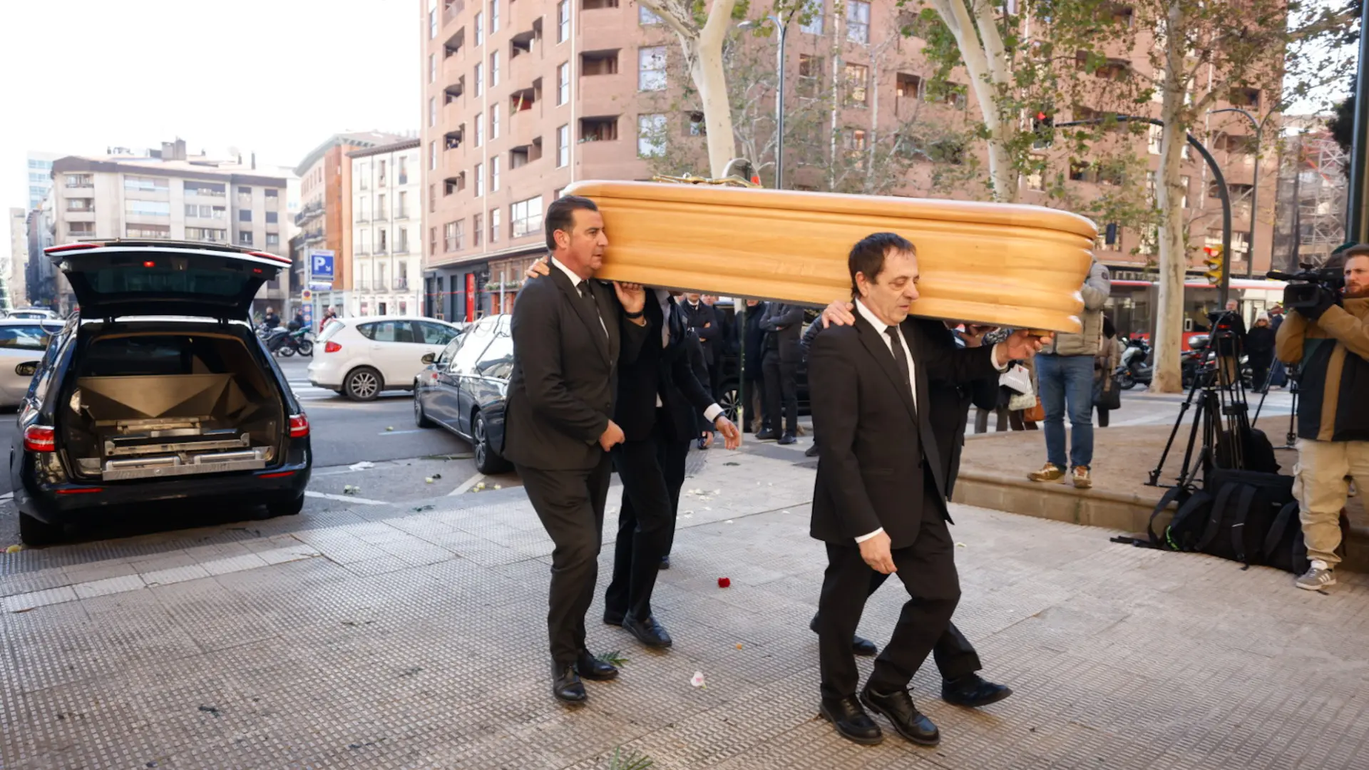 Mensajes del Papa y de los Reyes y una jota en el emotivo y multitudinario  funeral de César Alierta