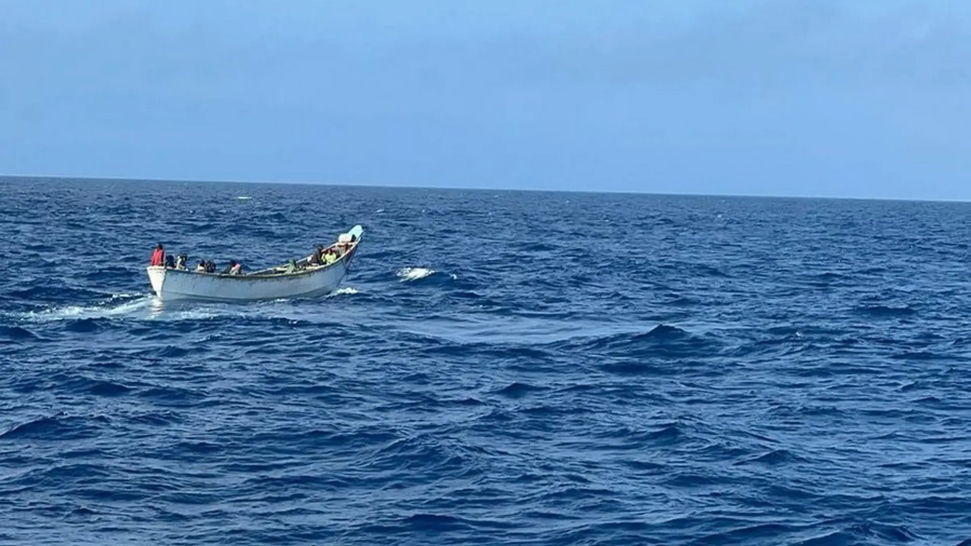 Buscan a los ocupantes de una patera que huyeron tras llegar a Fuerteventura.