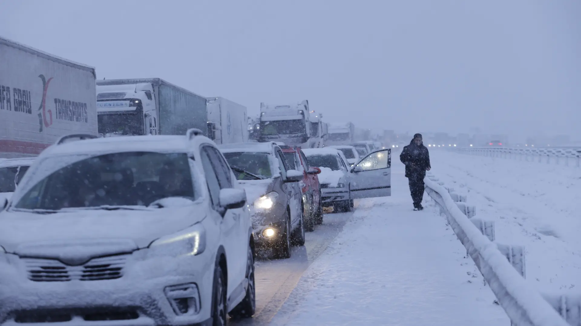 La nieve obliga a cortar la A-2 en ambos sentidos de La Muela al límite con Soria