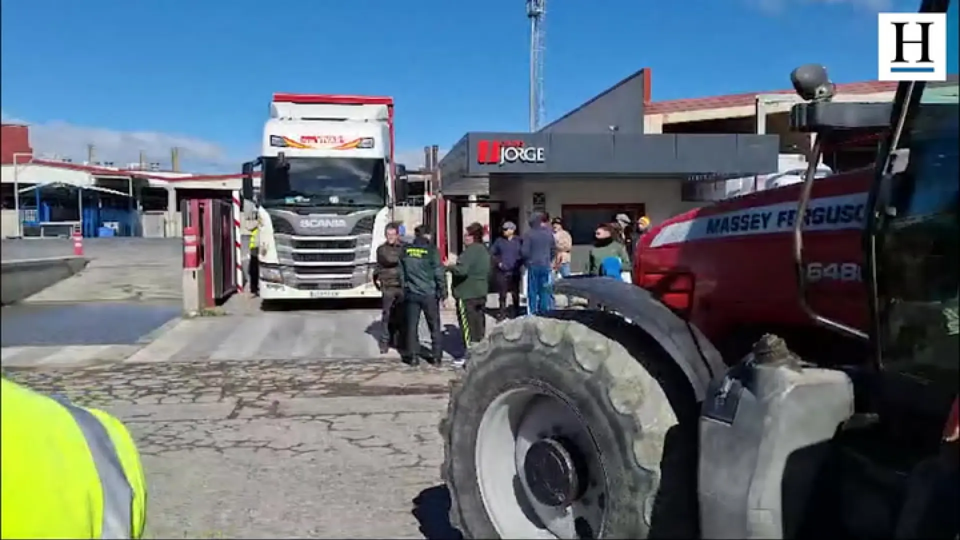 VIDEO: Los agricultores han bloqueado el acceso al matadero del grupo Jorge en Zuera