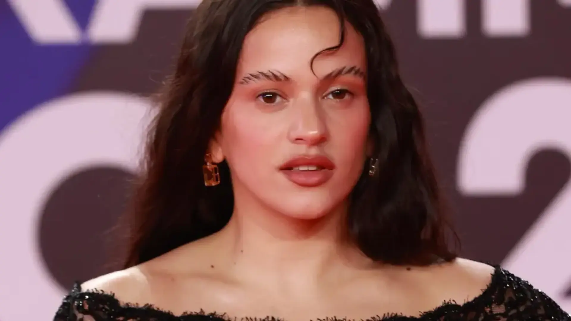 Rosalía muestra sus pezones con un look donde las transparencias son las  protagonistas