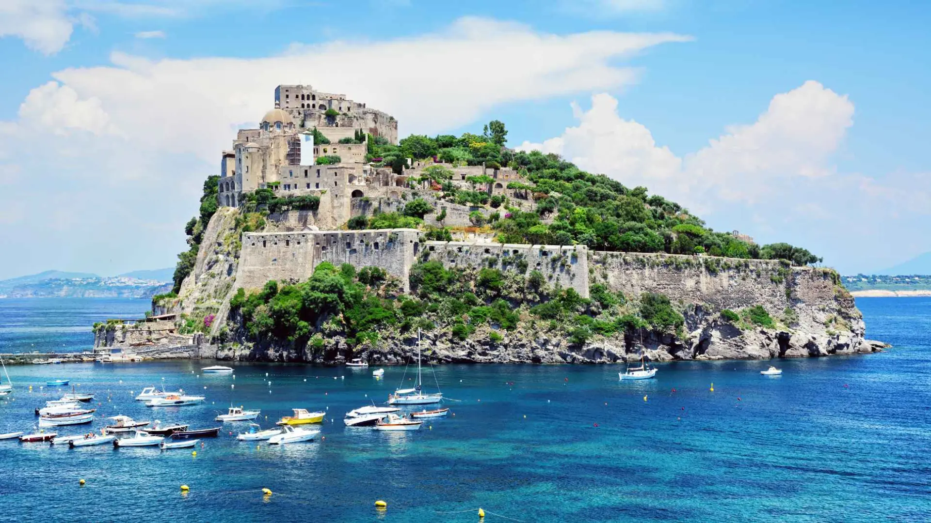 Il Castello Aragonese su un'isola in Italia è uno dei più belli del mondo.