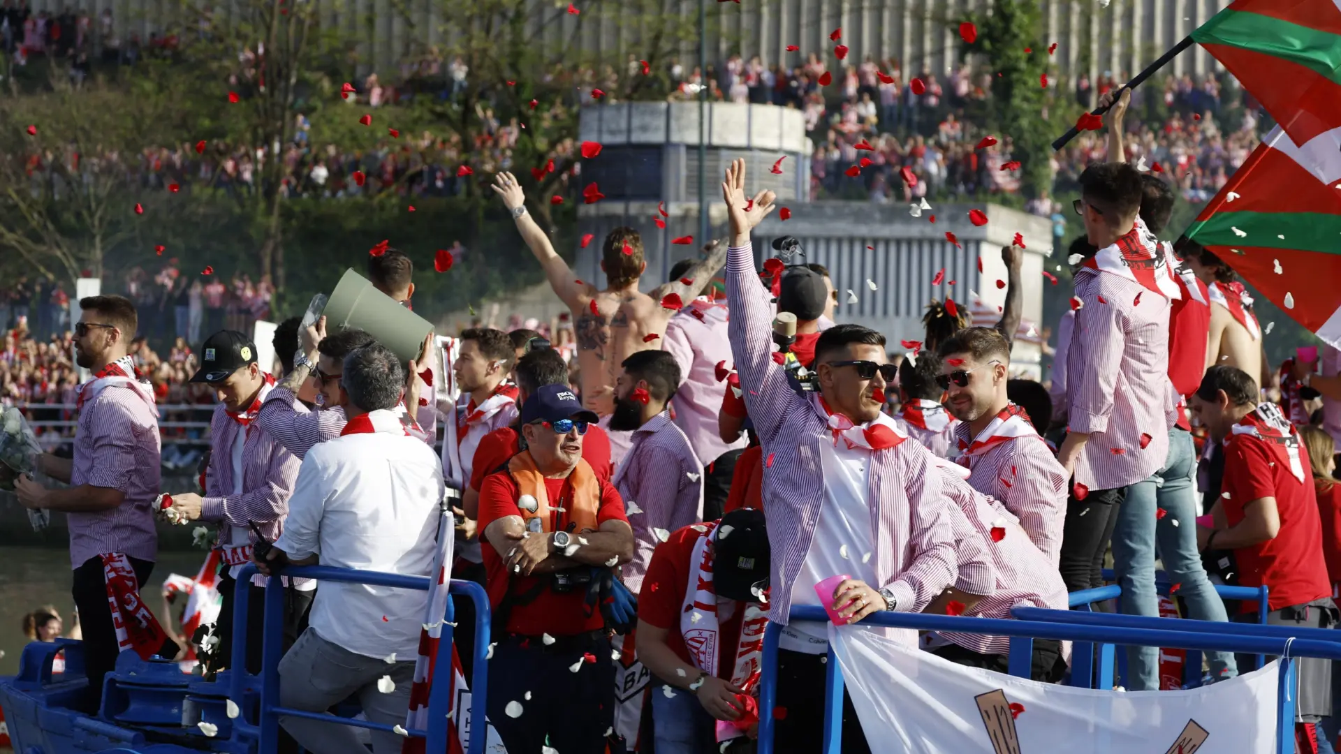 Impresionante y colorida fiesta de la gabarra en Bilbao para celebrar la  Copa del Athletic