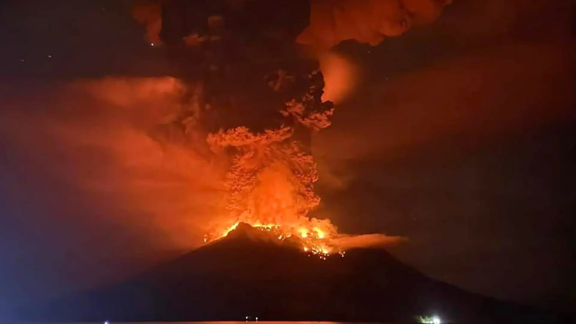 Indonesia eleva al máximo el nivel de alerta por la erupción del volcán Ruang