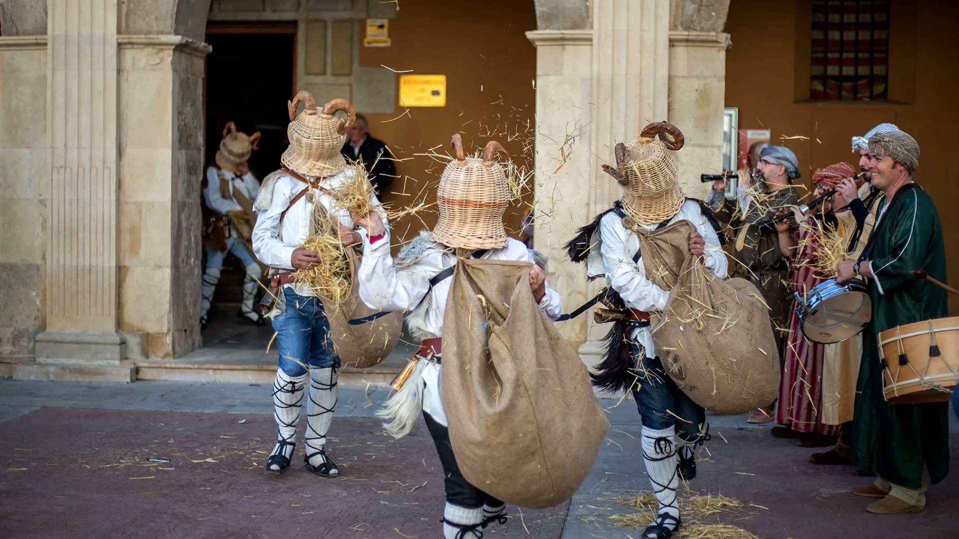 Ateca reúne figuras carnavalescas de la frontera con Castilla