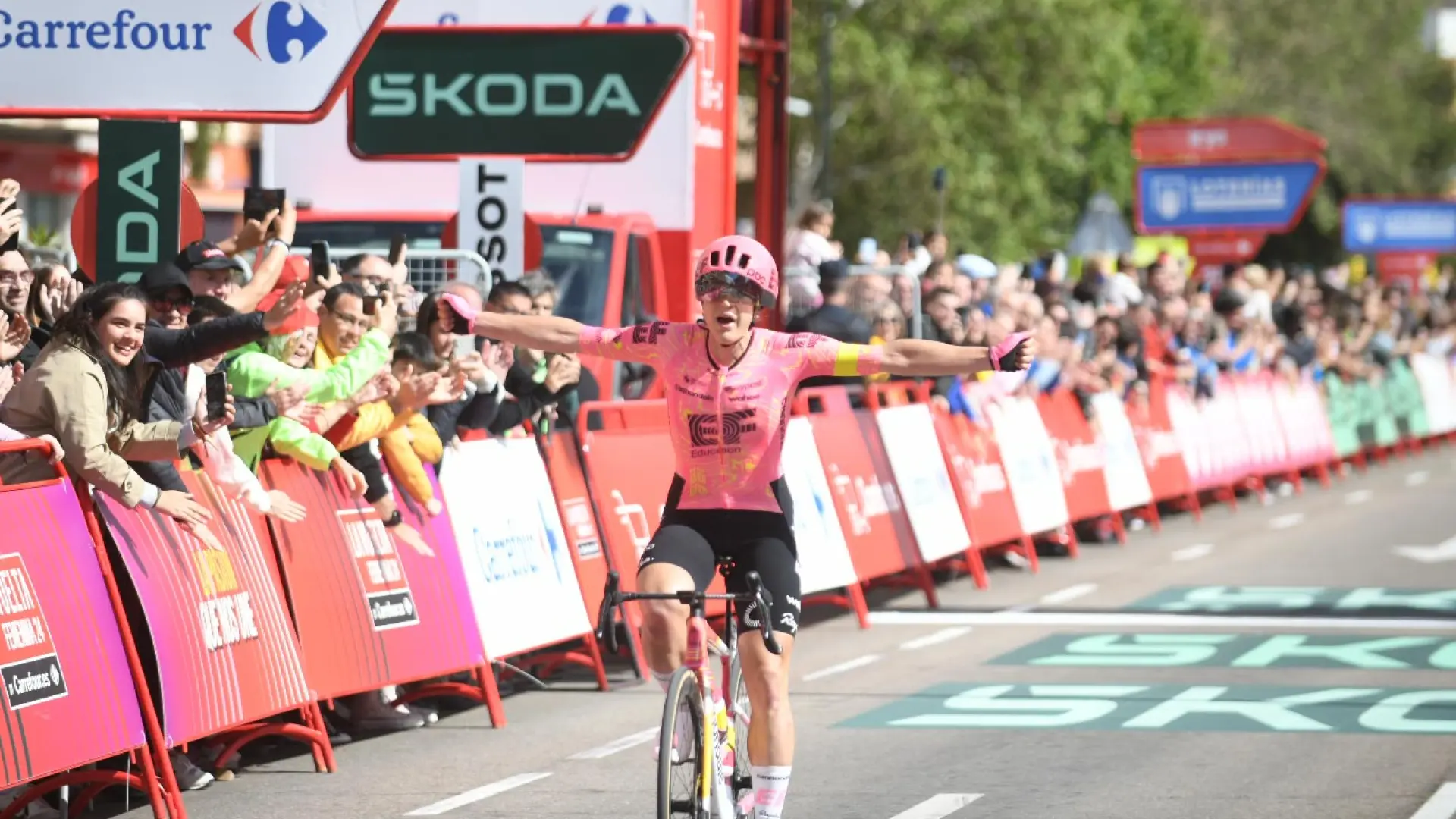 Zaragoza flipa viendo "volar" al pelotón de la Vuelta Ciclista femenina