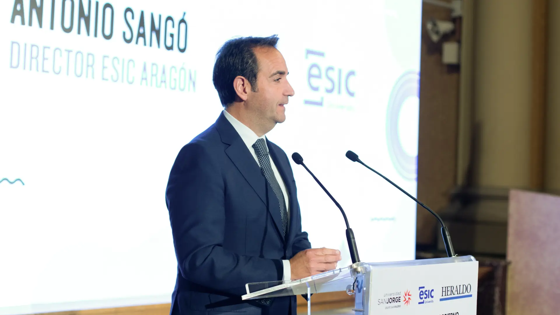 Antonio Sangó, director de ESIC Aragón, durante la gala de clausura.