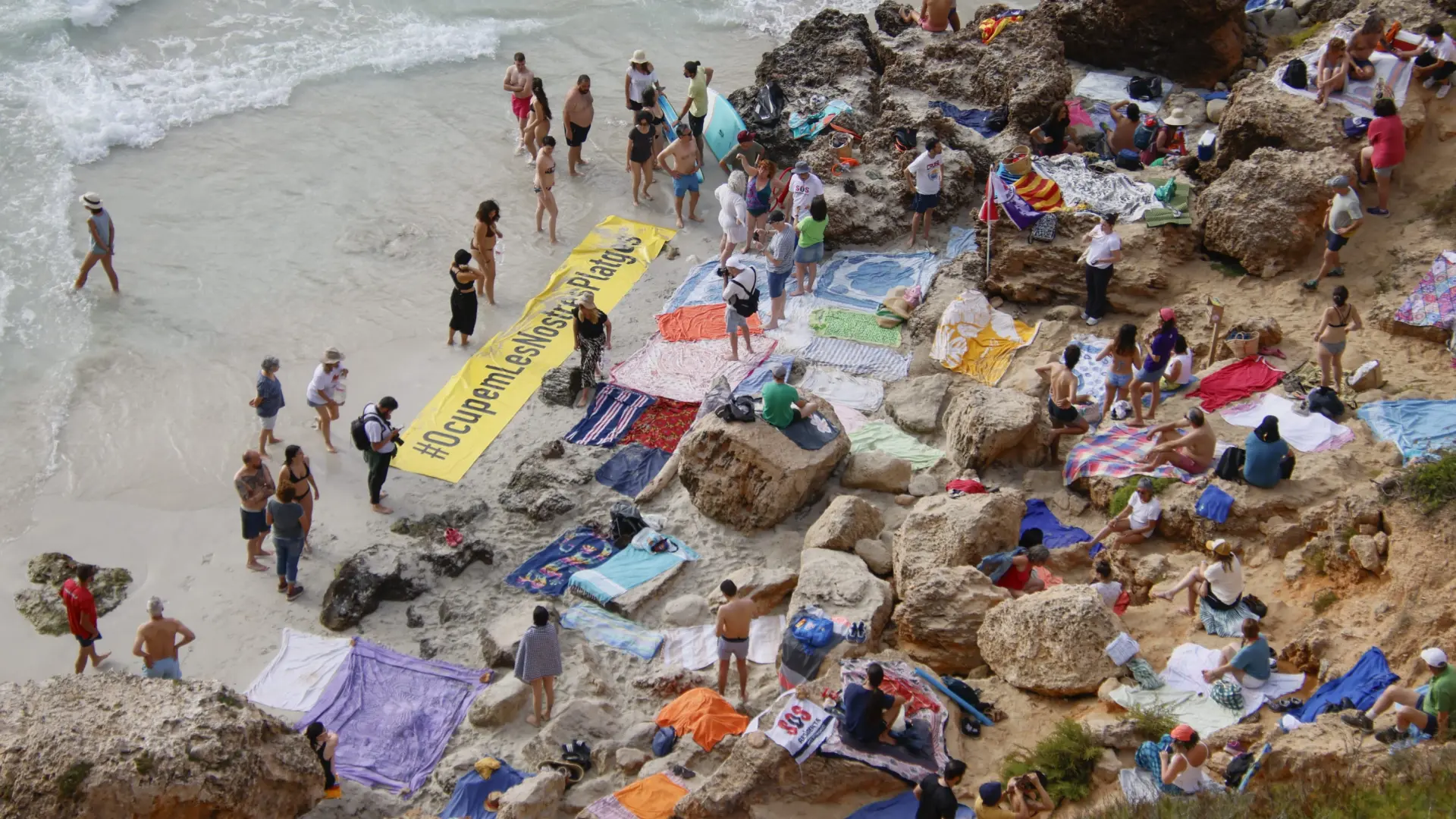 Cientos de mallorquines toma una cala contra la masificación turística |  Imágenes