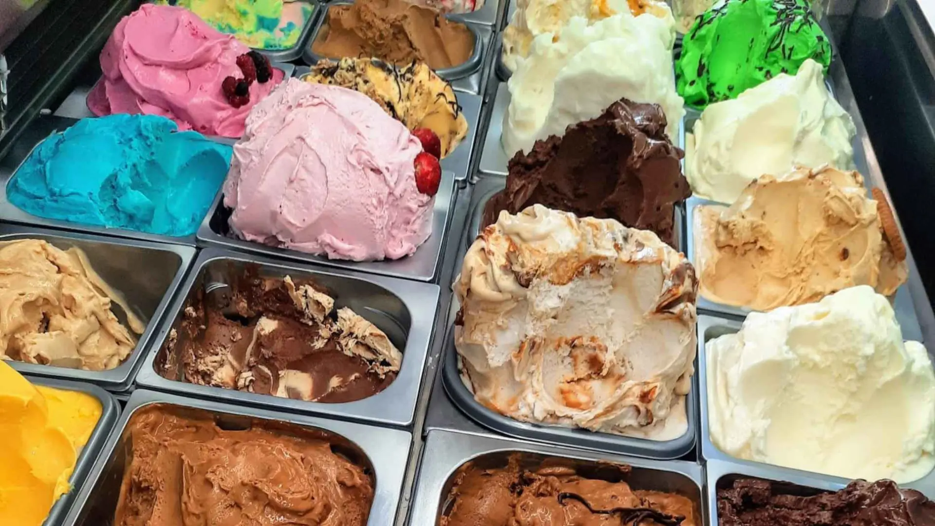 Traditional ice cream shop in Las Fuentes de Zaragoza with more than 50 ice cream flavours.
