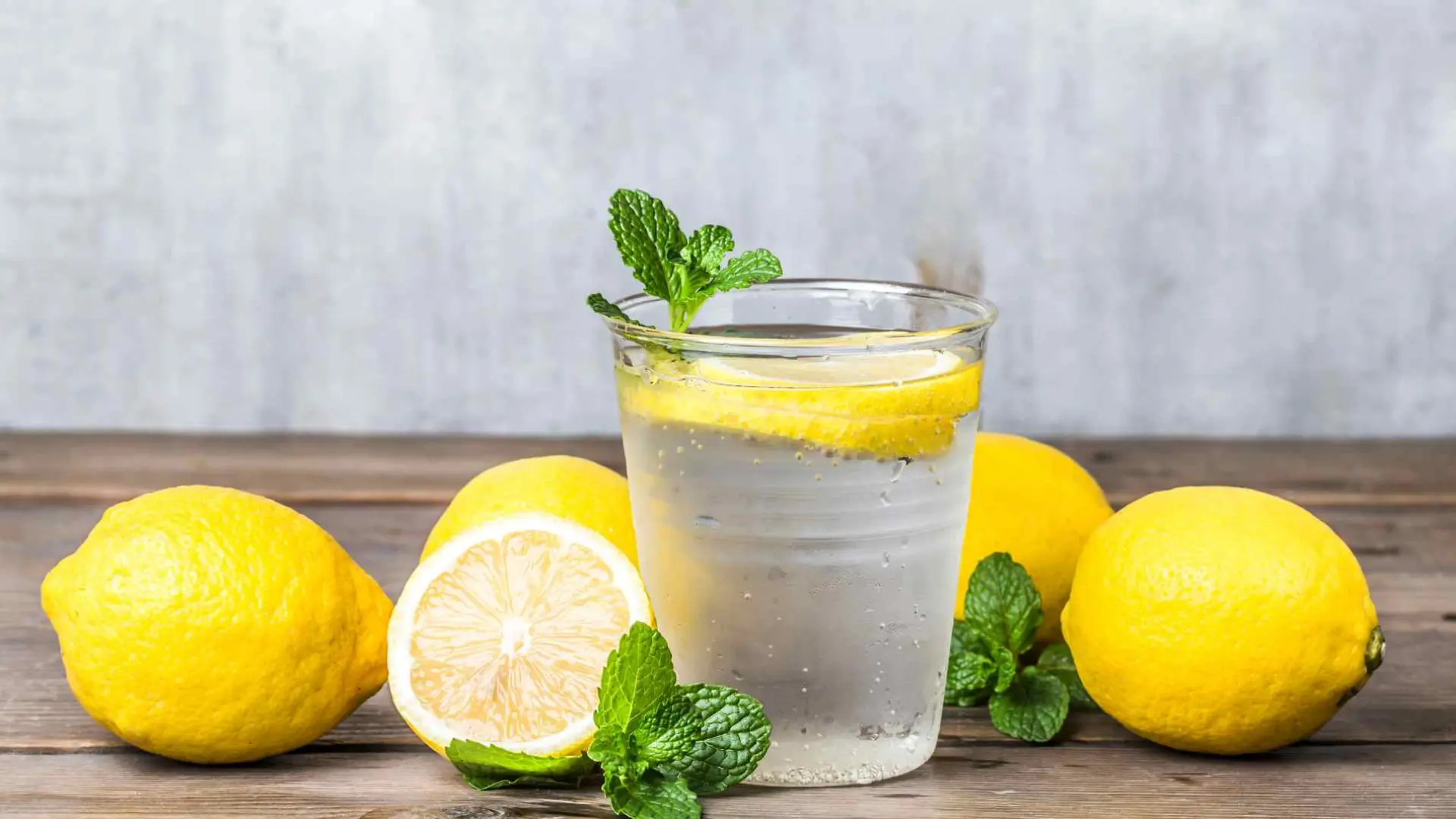 Los efectos en la salud de beber agua de limón a diario