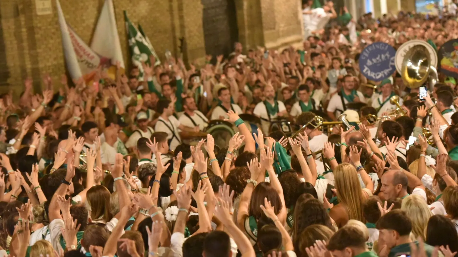 Las penas mecen sus pañoletas verdes en una despedida a San Lorenzo llena de añoranza