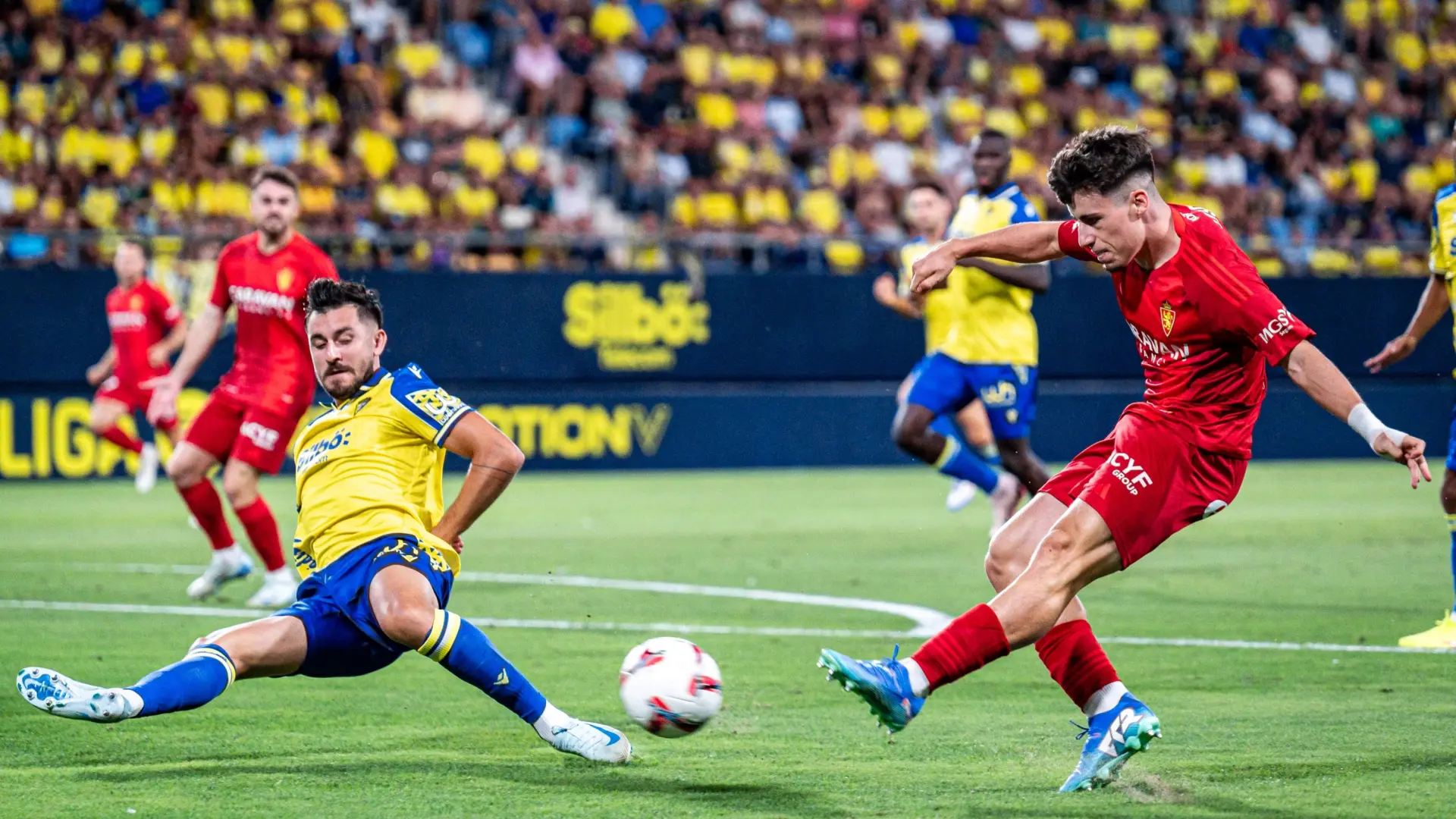 El Real Zaragoza empieza sueño de forma excelente con una goleada en Cádiz