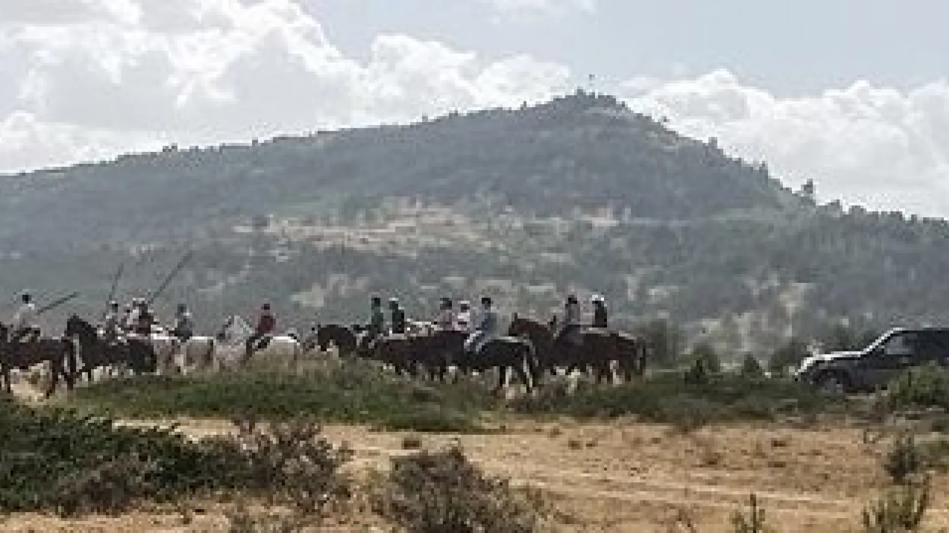 Un toro se escapa de un encierro a caballo en Frías de Albarracín y embiste a un espectador