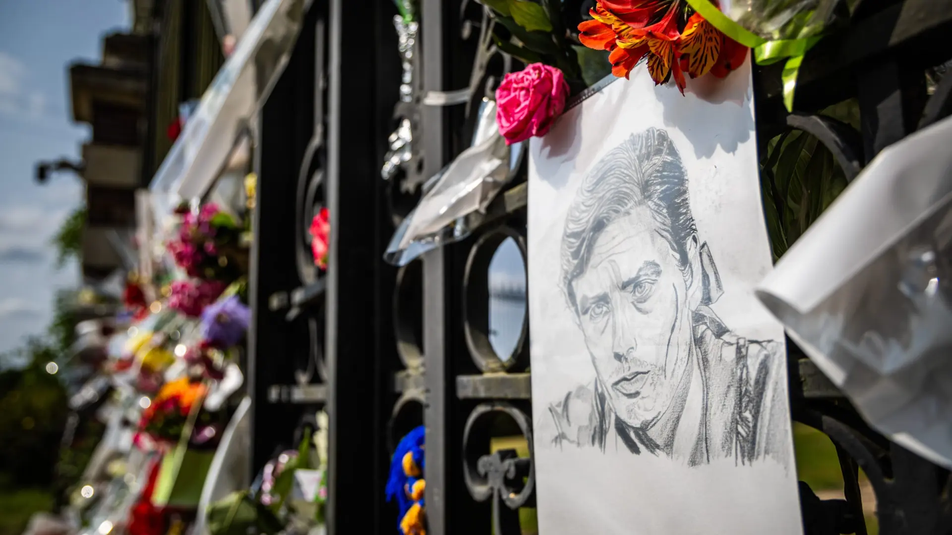 Le monde culturel et politique français dit au revoir à Alain Delon : « Il était plus qu’une star : un monument français »