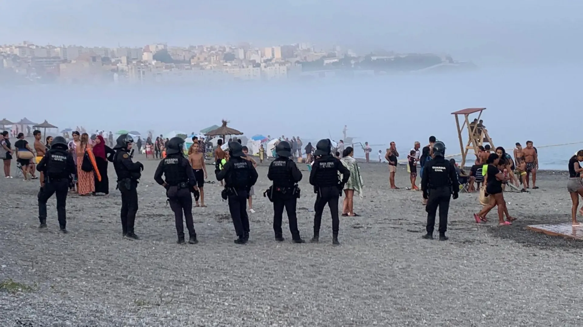 Caos en una playa de Ceuta al llegar a nado una decena de niños migrantes confundidos con bañistas