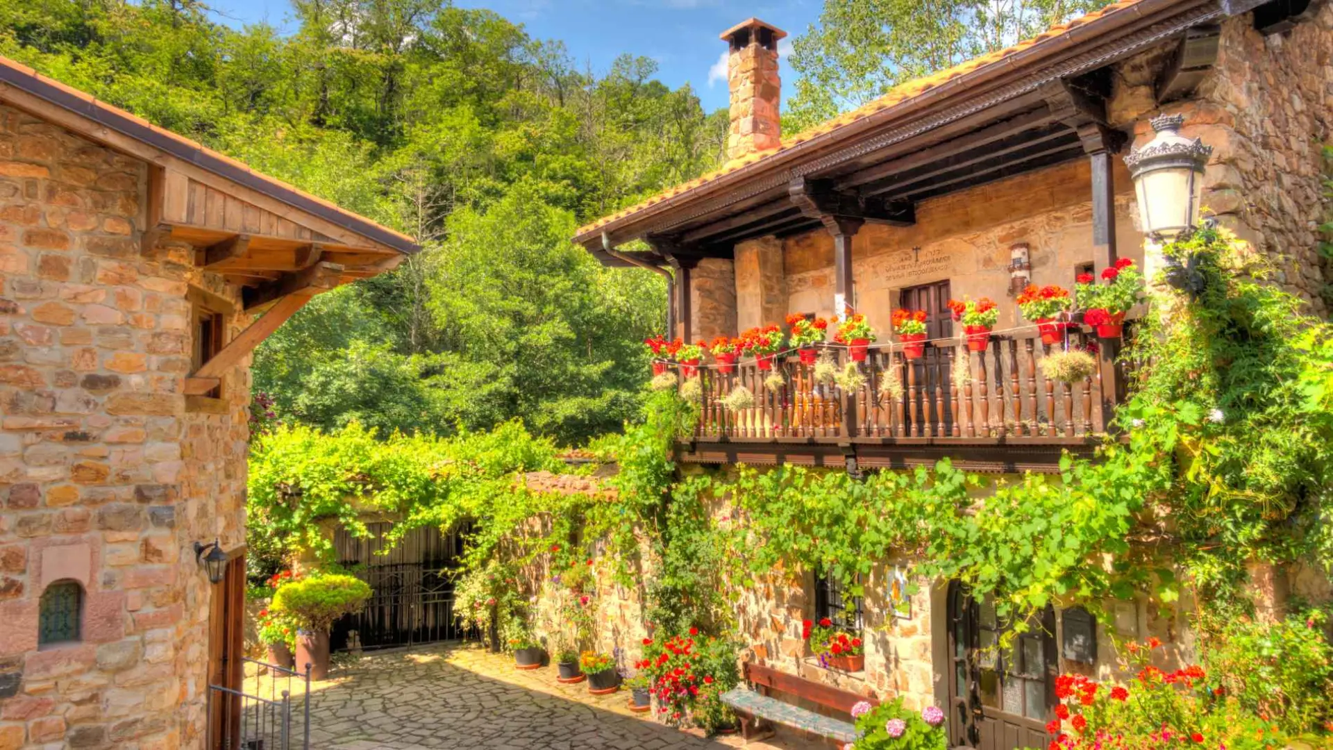 Ni Aragón ni Cataluña: el pueblo más bonito de España para viajar en  septiembre está en Cantabria