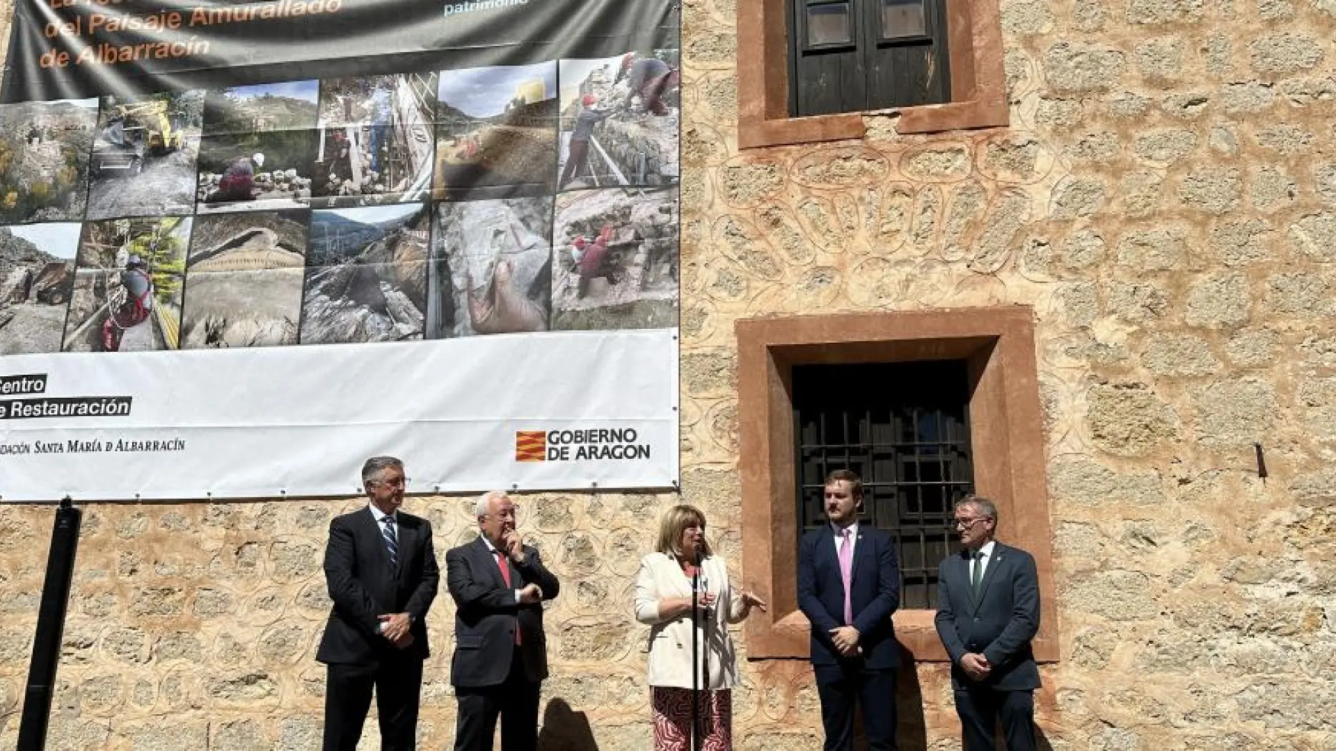 Los Consejeros de Educación y Turismo reconocen los trabajos de restauración en la muralla de Albarracín