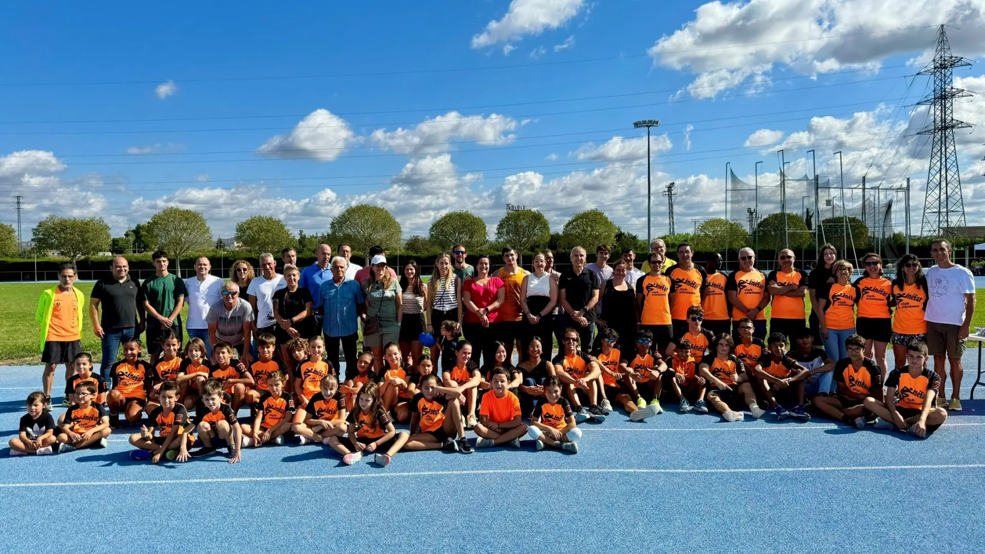 Binéfar estrena sus renovadas pistas de atletismo con un guiño a los pioneros