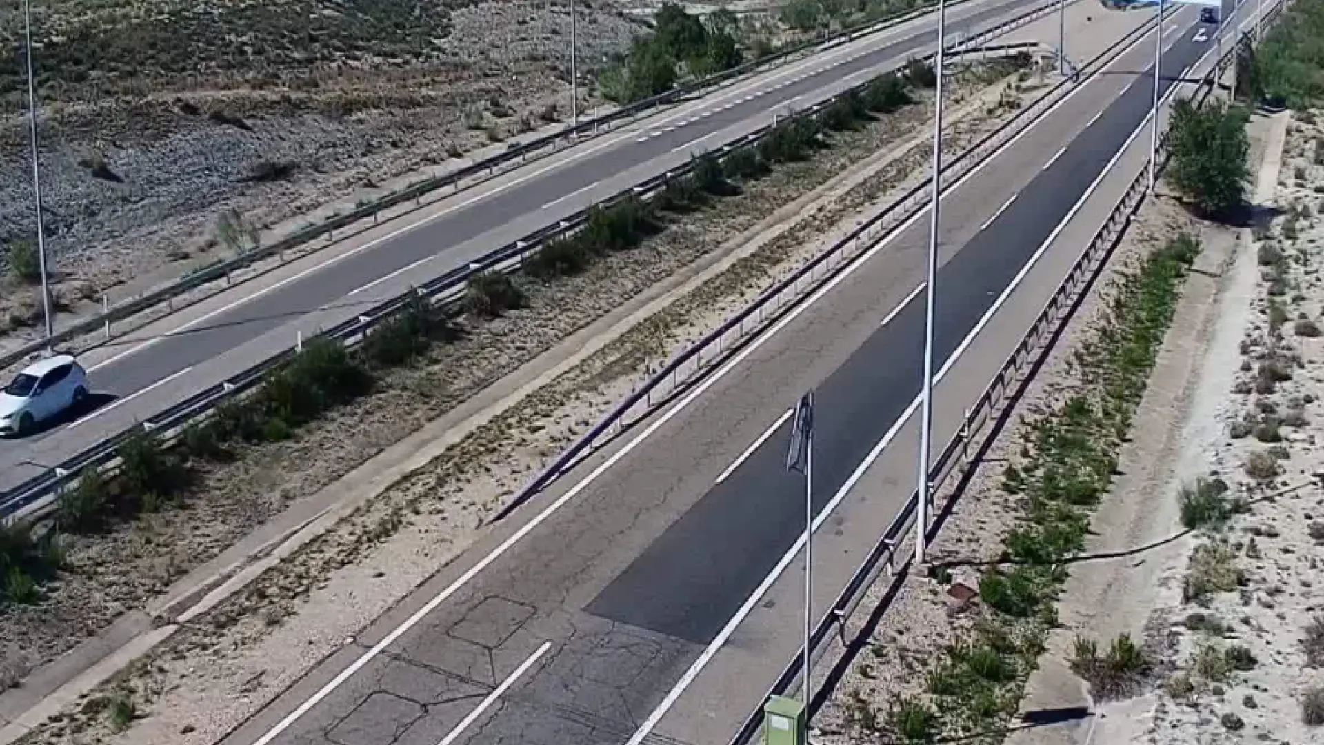 Un guardia civil fuera de servicio saved a family from a car hit by “fire drops” on the Z-40 de Zaragoza.