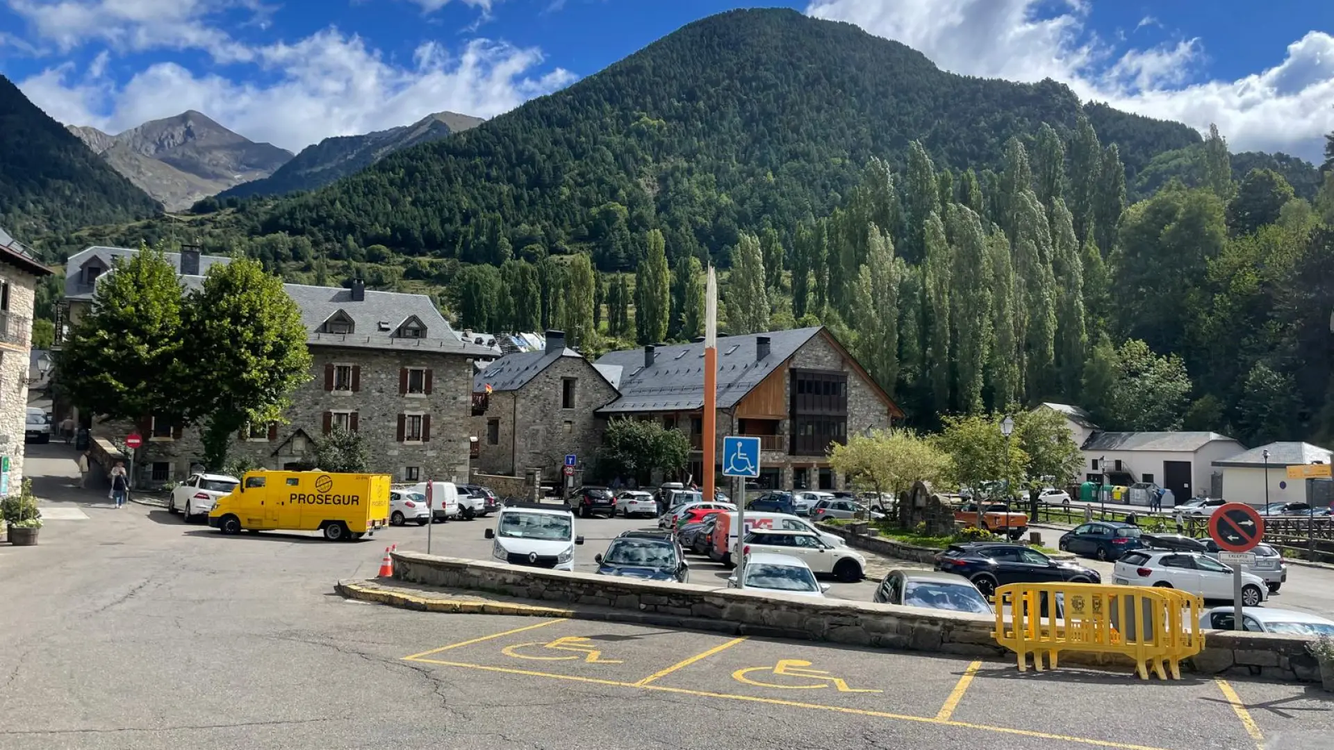 Vecinos de Sallent de Gállego recogen firmas contra la construcción de un parkin subterráneo en la plaza