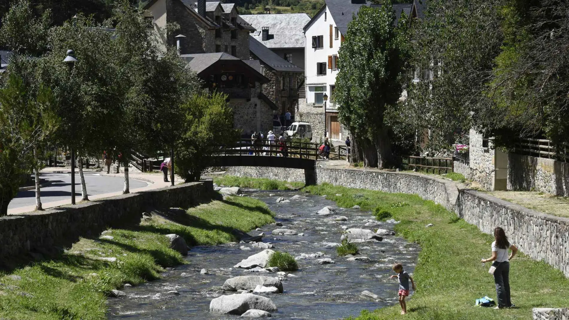 Chalet de lujo a la venta en un pequeño pueblo de huesca que parece sacado la película frozen