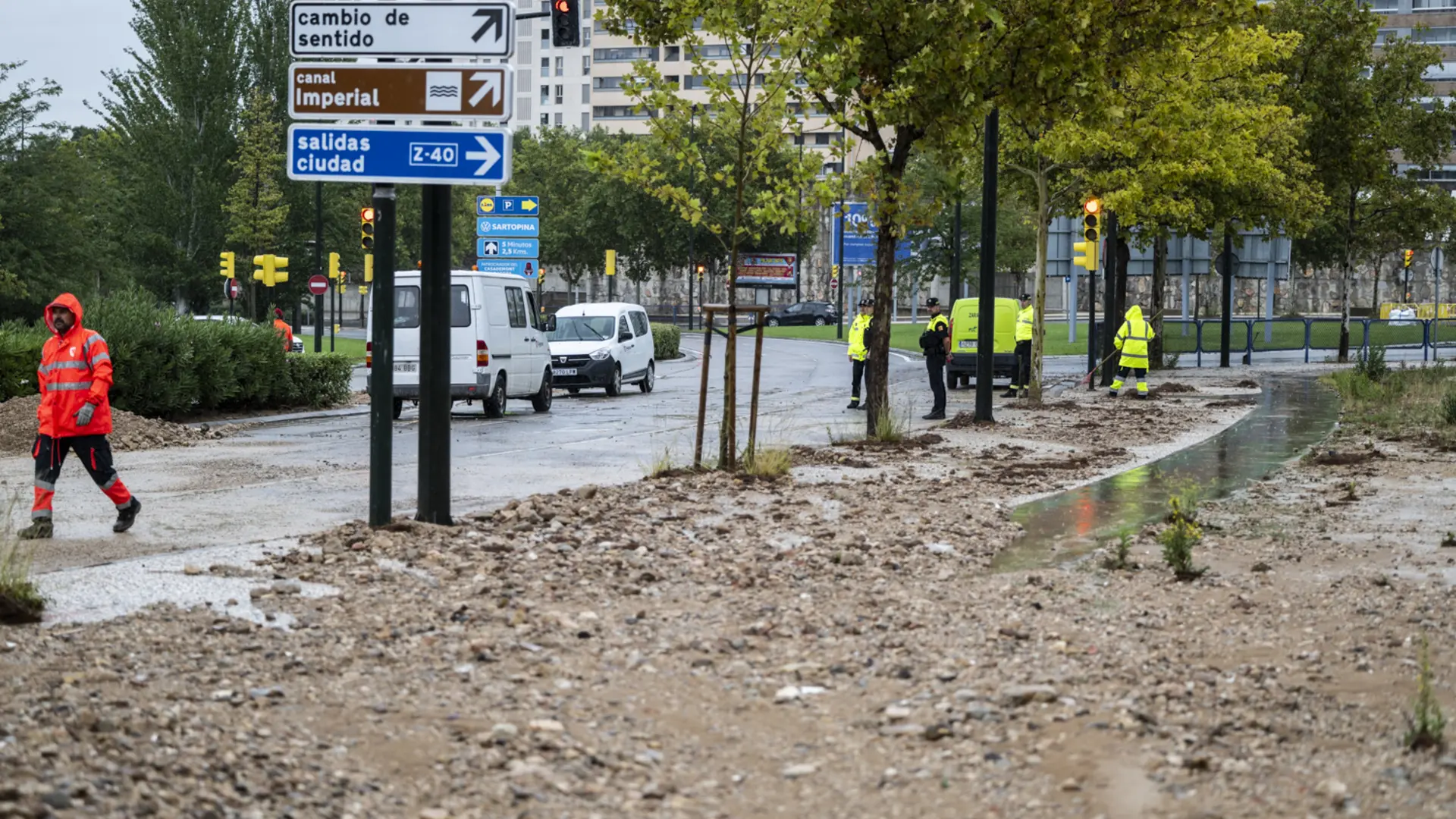 Los efectos de la lluvia en Zaragoza: caída de árboles, cascotes y accidentes táficos