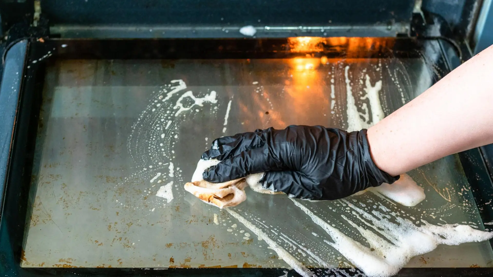 The easiest trick to clean the double crystal of the oven without disassembling it