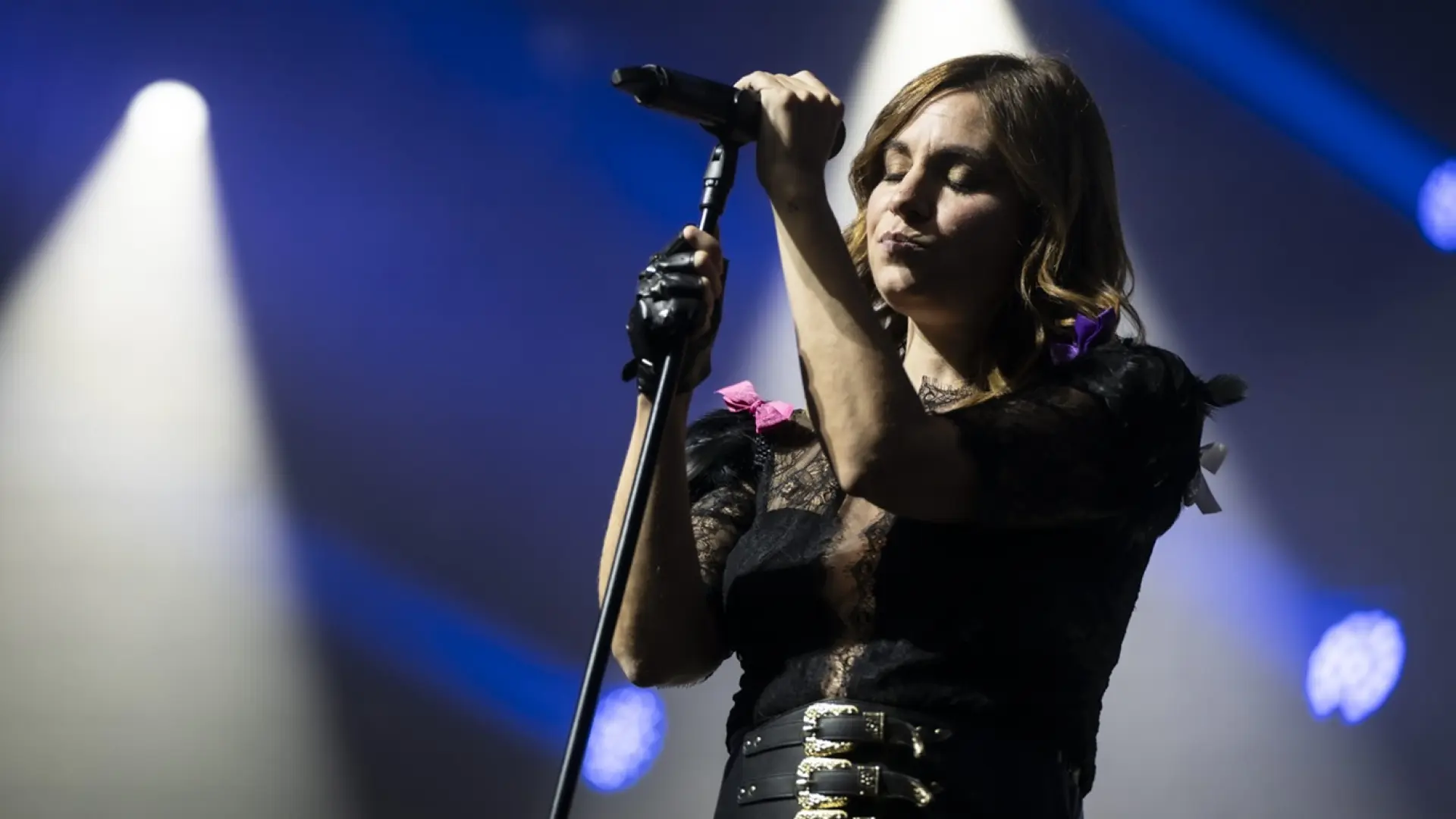 Leire, la cantante de La Oreja de Van Gogh, rompe a lorar dos veces en su concierto de Zaragoza