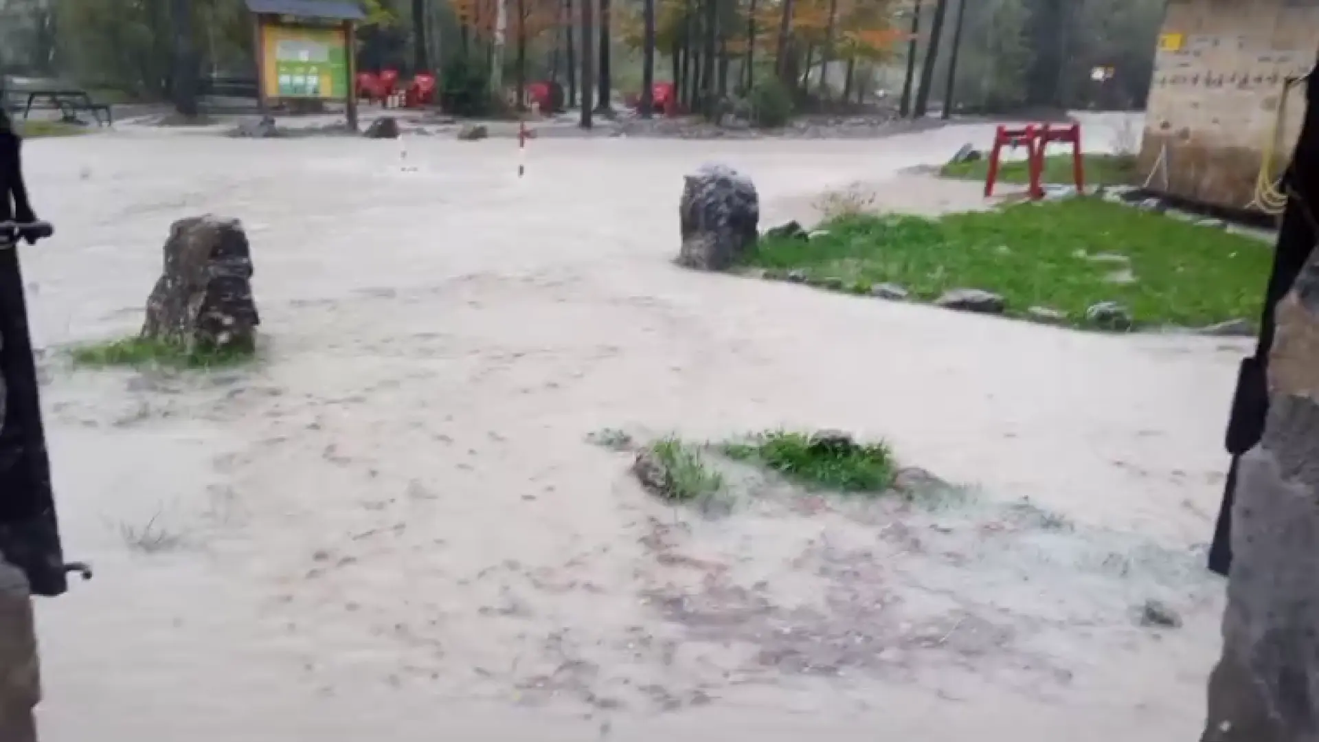 El Cinca se vuelve a desbordar en el valle de Pineta y peligra la carretera de Bielsa.