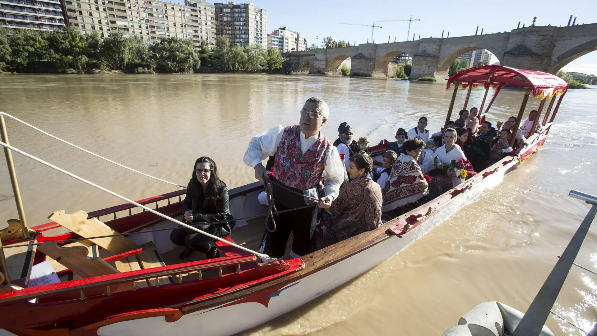 La Ofrenda fluvial, contra viento y marea: “Nos roban a nosotros, roban a los Zaragozanos”