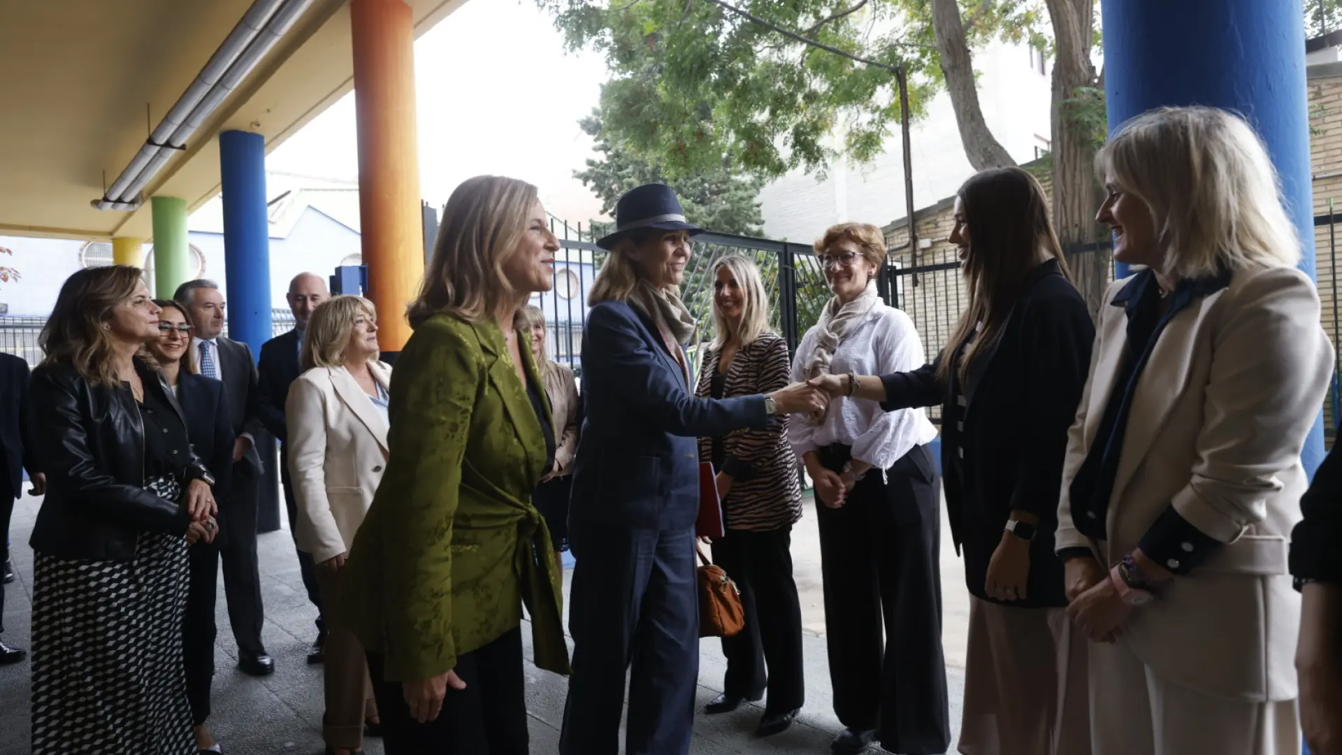 ¿Qué hace la Infanta Elena hoy en el barrio Oliver de Zaragoza?