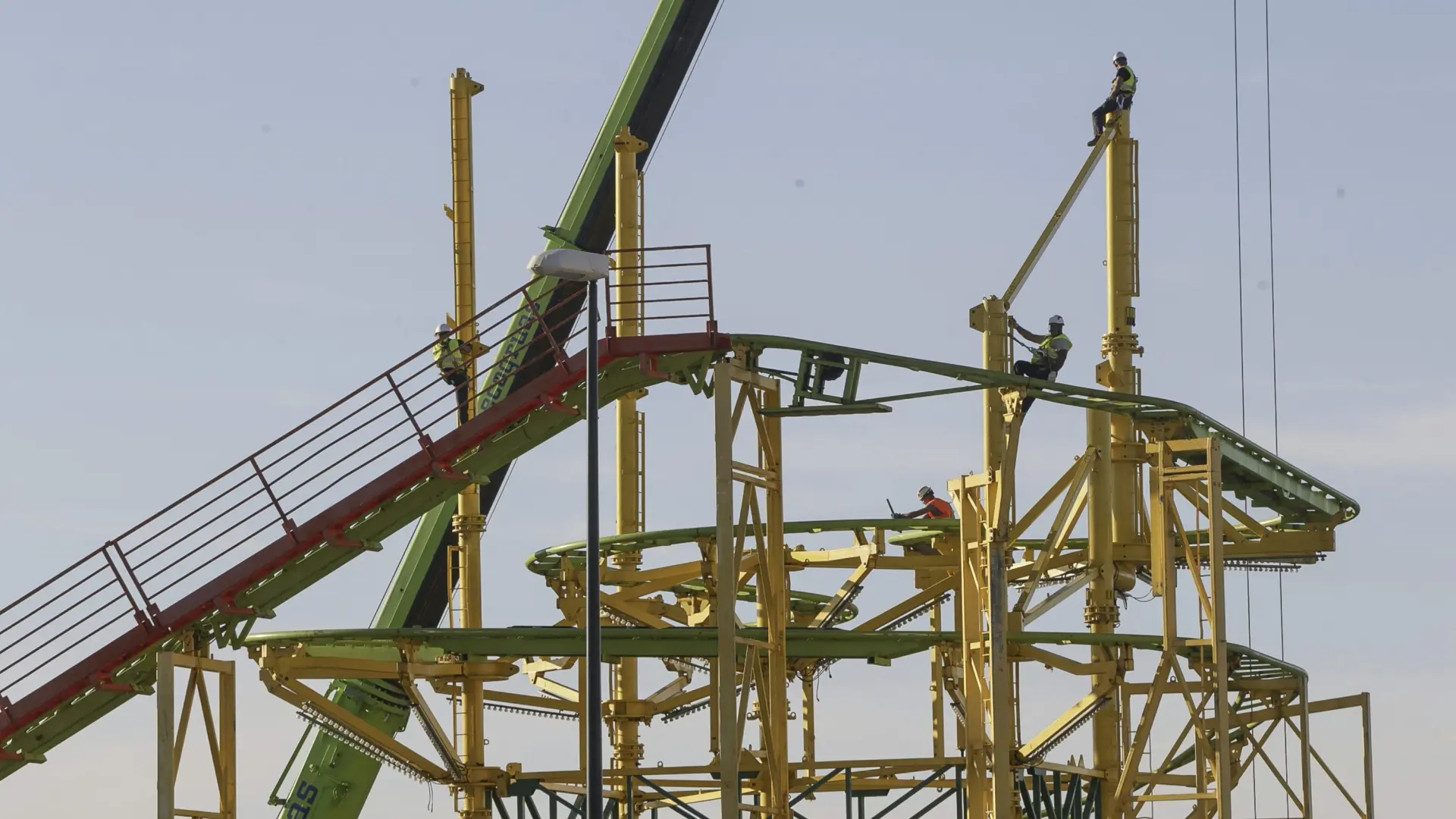 Los feriantes de Zaragoza iniciaron la retirada sin tocar las dos atracciones calcinadas por el incendio